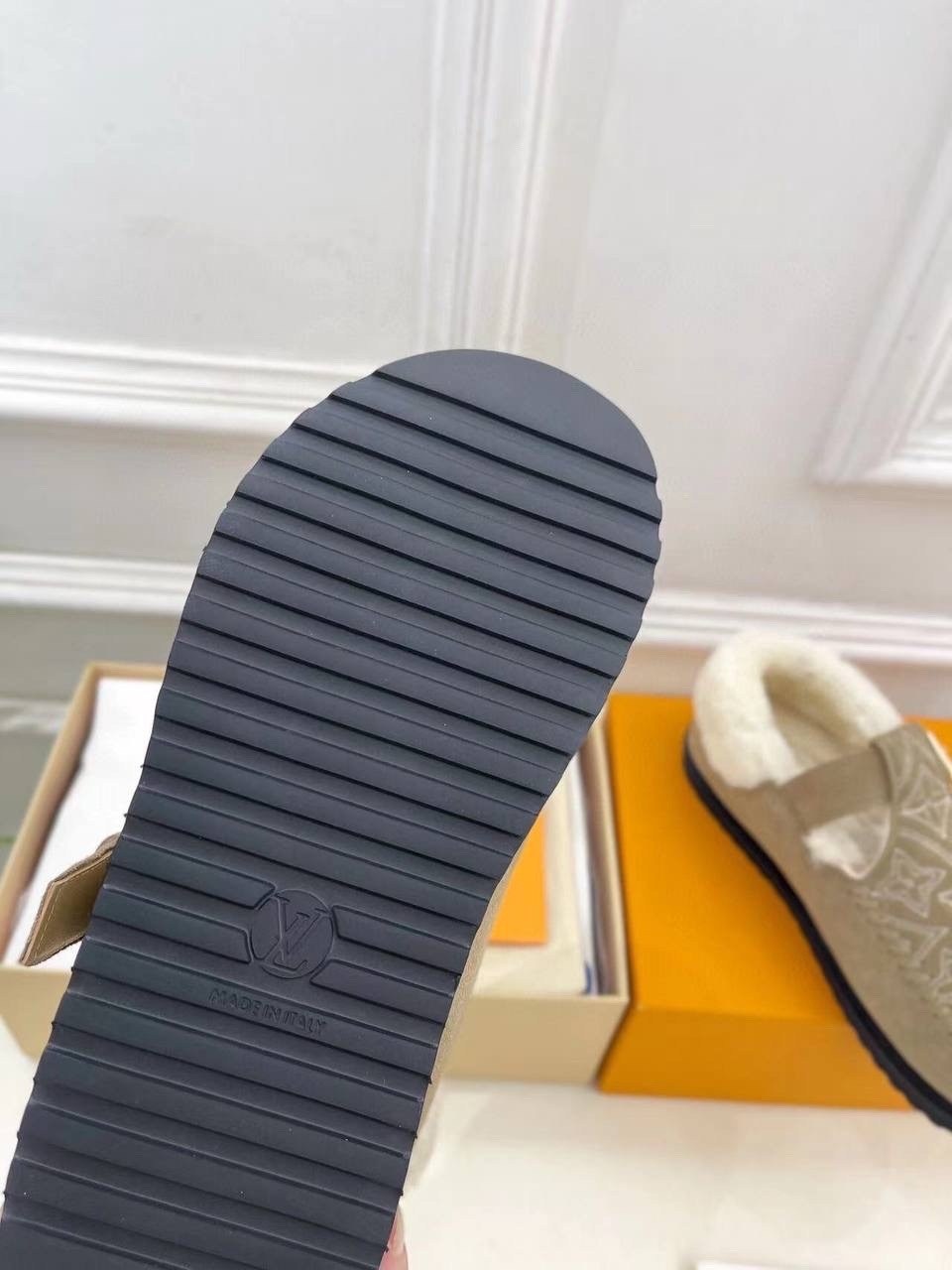 ,женские замшевые ботинки louis vuitton colorado comfort на меху бежевые,ботинки louis vuitton,женские сандали louis vuitton,женская