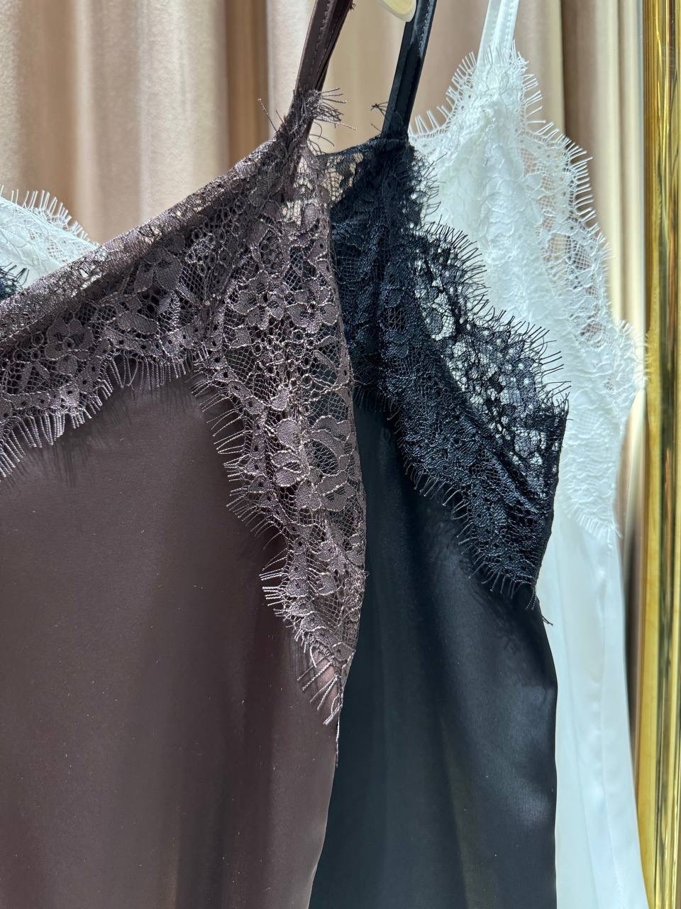 топ с кружевом в бельевом стиле,бельевой стиль кружево,шелковый топ в бельевом стиле,шелковый топ с кружевом,топ в бельевом стиле