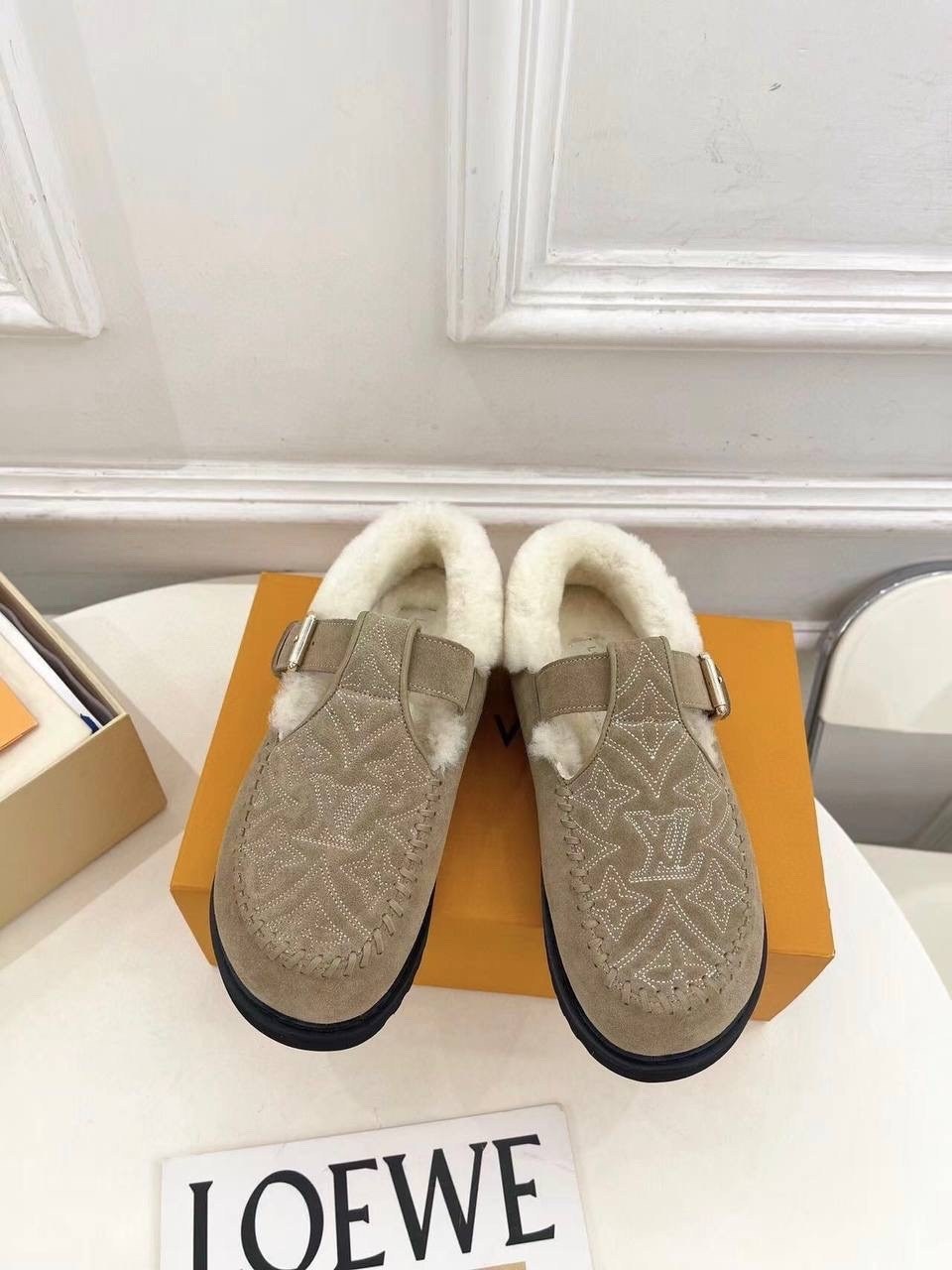 ,женские замшевые ботинки louis vuitton colorado comfort на меху бежевые,ботинки louis vuitton,женские сандали louis vuitton,женская