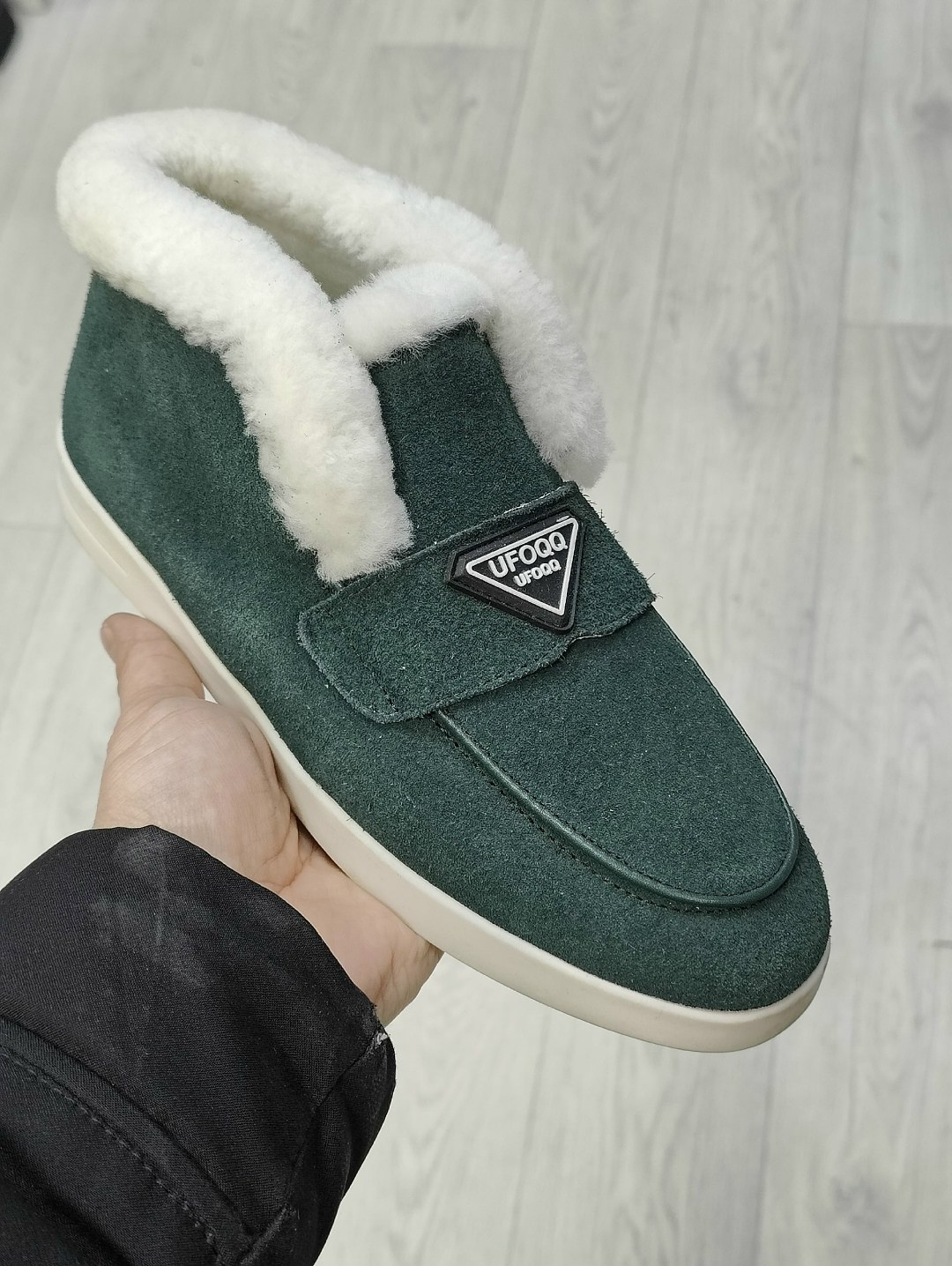 женские замшевые ботинки prada 2025 с мехом бежевые,prada ботинки женские,лоферы prada,лоферы туфли женские натуральные рыжие замша мех зимние брендовые в стиле prada,