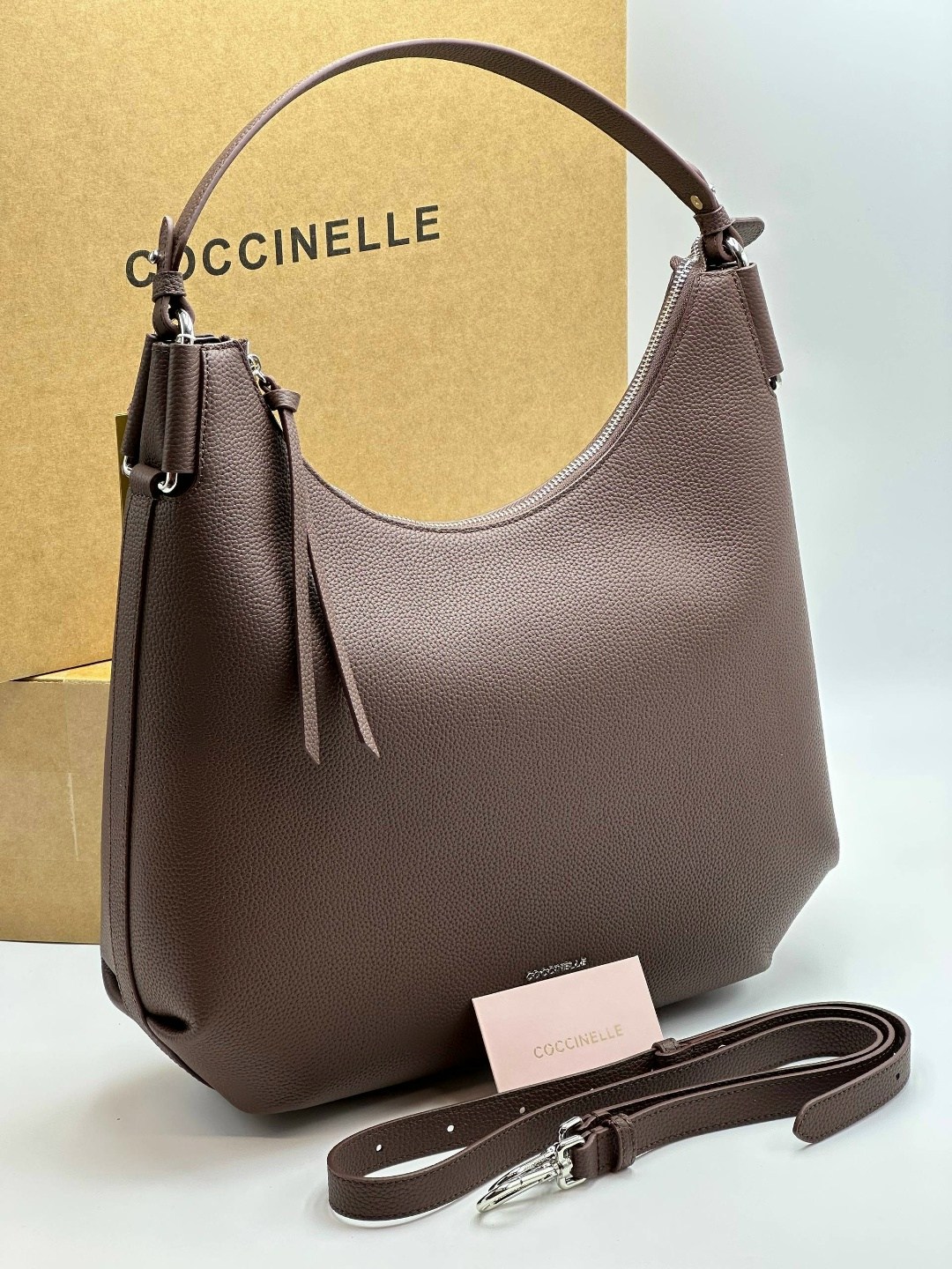 сумка coccinelle,кожаная сумка-хобо whisper coccinelle,кожаная сумка coccinelle,сумка женская coccinelle,сумка coccinelle carrie темно-коричневая