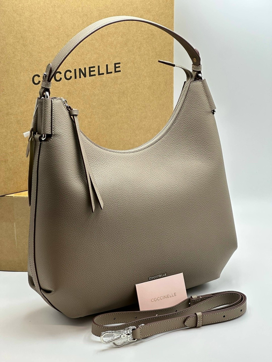 сумка coccinelle,кожаная сумка-хобо whisper coccinelle,кожаная сумка coccinelle,сумка женская coccinelle,сумка coccinelle carrie темно-коричневая