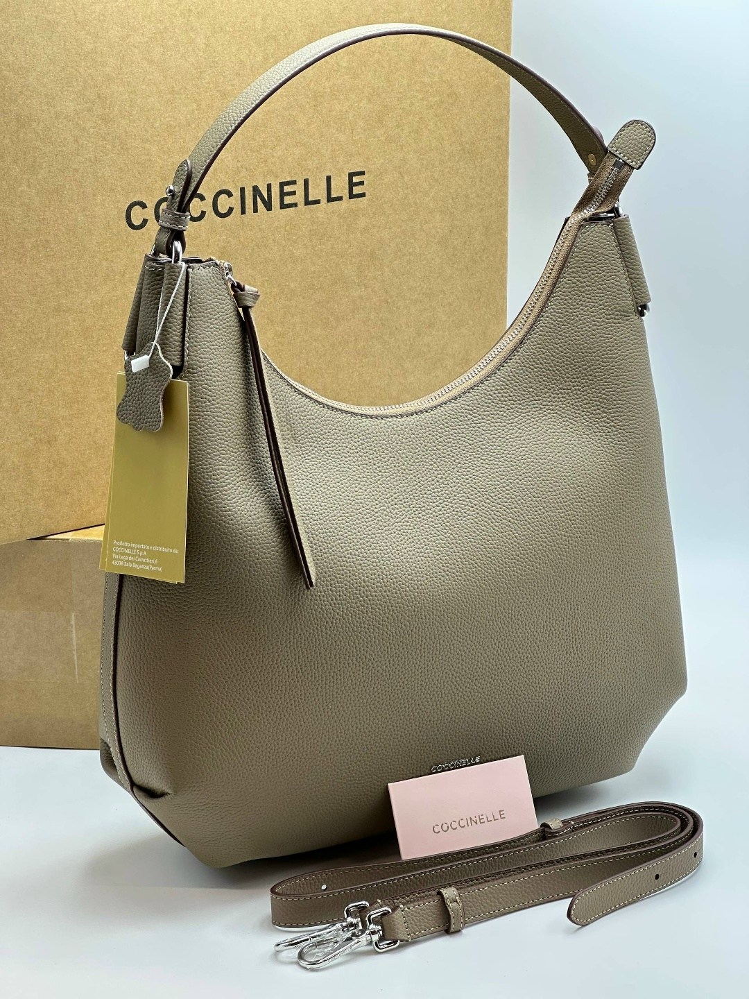 сумка coccinelle,кожаная сумка-хобо whisper coccinelle,кожаная сумка coccinelle,сумка женская coccinelle,сумка coccinelle carrie темно-коричневая