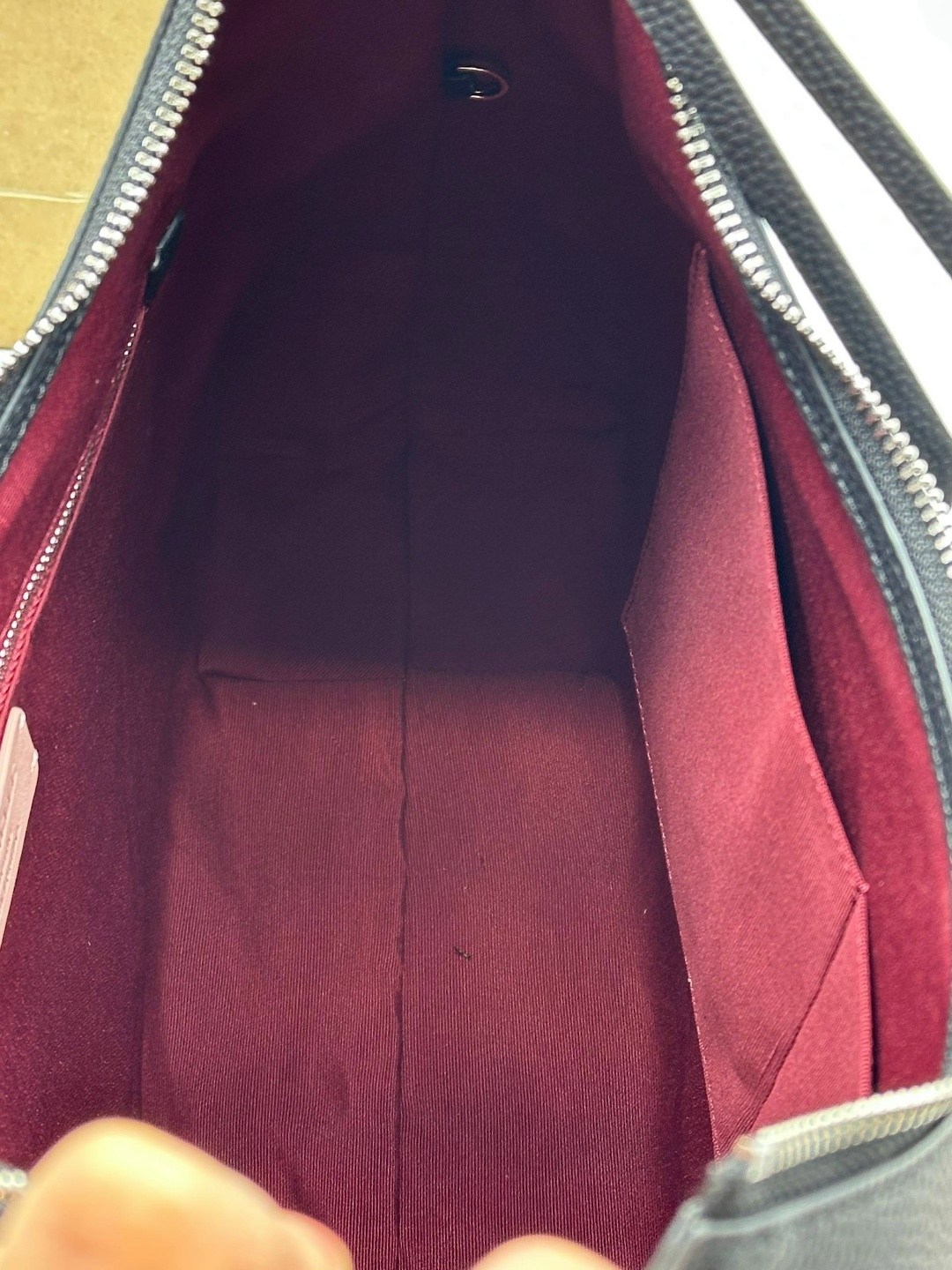 сумка coccinelle,кожаная сумка-хобо whisper coccinelle,кожаная сумка coccinelle,сумка женская coccinelle,сумка coccinelle carrie темно-коричневая