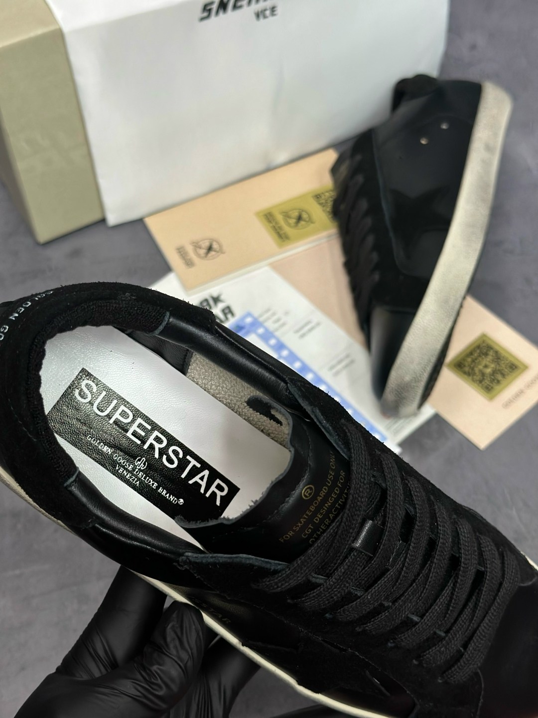кроссовки golden goose wmns superstar черный,golden goose кеды super star черный,черные кроссовки super-star golden goose,кожаные низкие кеды hi star 90100 с логотипом golden goose черный,кеды hi star