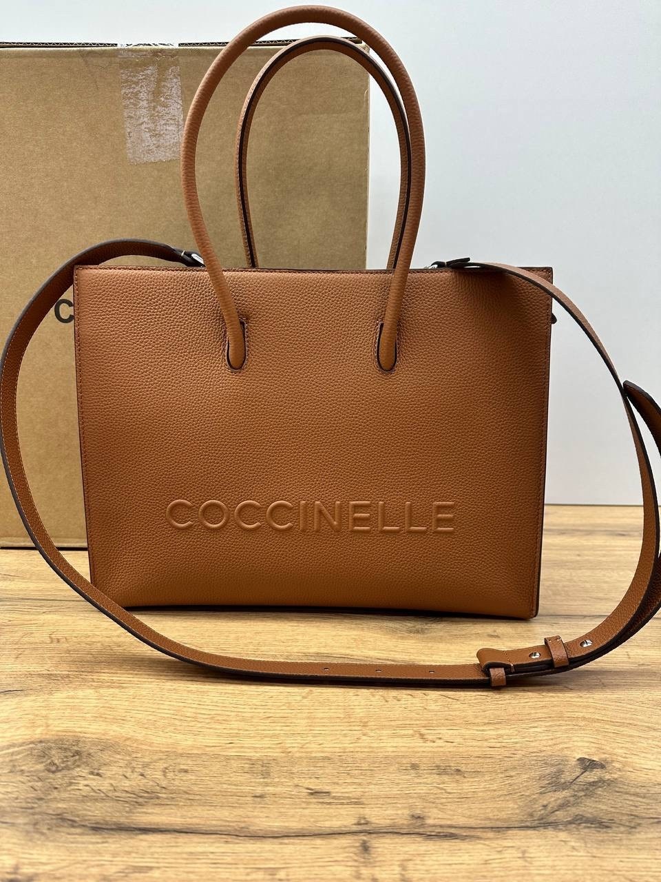 сумка coccinelle,coccinelle женская сумка myrtha из натуральной кожи коричневый цвет,женская сумка coccinelle,сумка-шопер myrtha из зернистой кожи с логотипом макси coccinelle коричневый,сумка myrtha