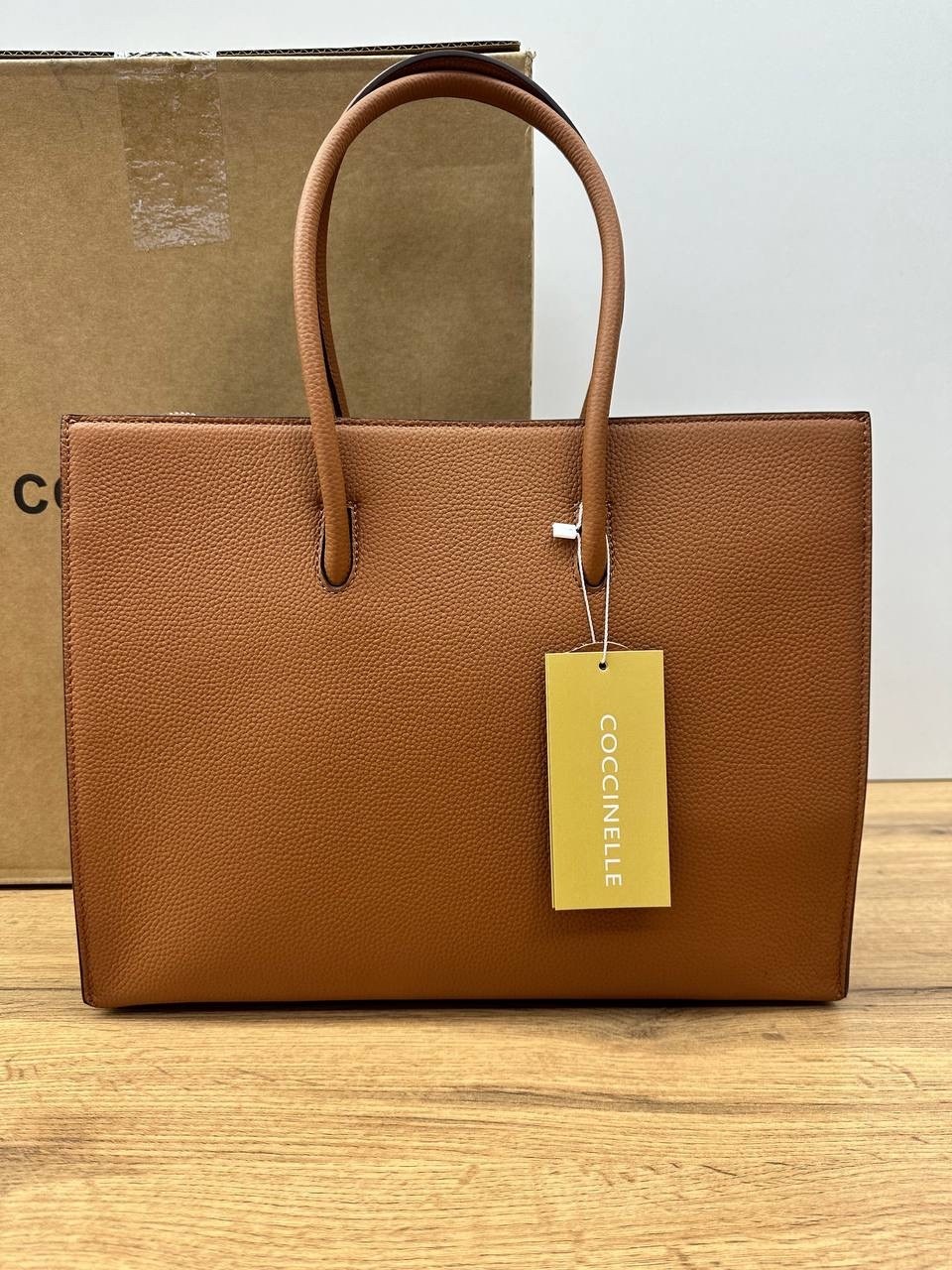 сумка coccinelle,coccinelle женская сумка myrtha из натуральной кожи коричневый цвет,женская сумка coccinelle,сумка-шопер myrtha из зернистой кожи с логотипом макси coccinelle коричневый,сумка myrtha