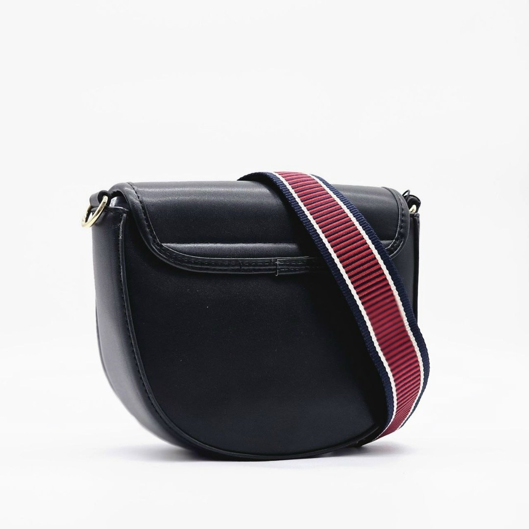 сумка через плечо tommy hilfiger,сумка женская tommy hilfiger,сумка tommy hilfiger,tommy hilfiger сумка на плечо,черная кожаная сумка через плечо от tommy hilfiger