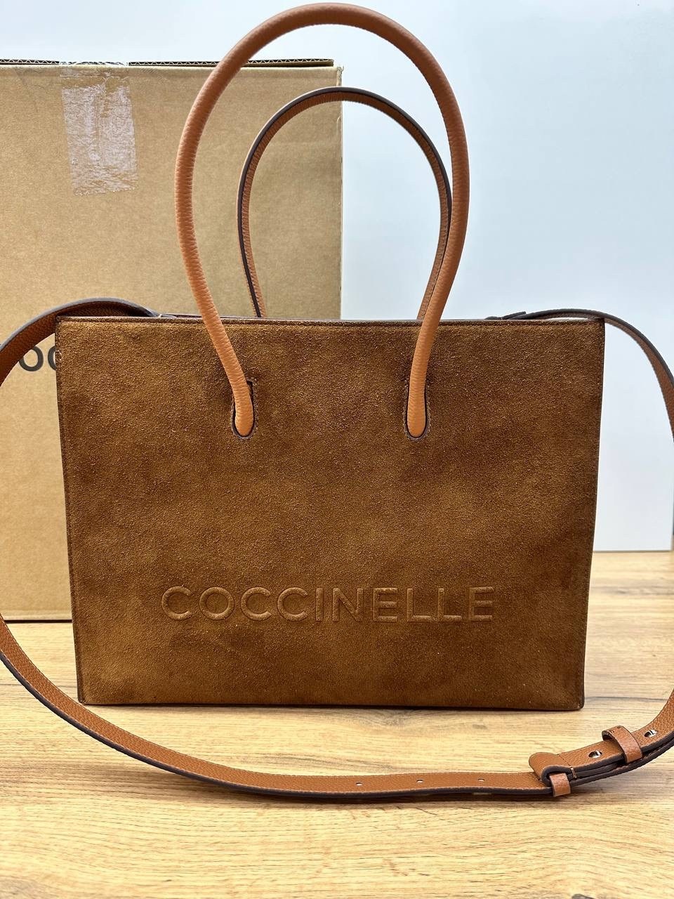 coccinelle женская сумка myrtha из натуральной кожи коричневый цвет,coccinelle сумка,замшевая сумка,замшевая сумка шоппер,coccinelle сумка на плечо шоппер