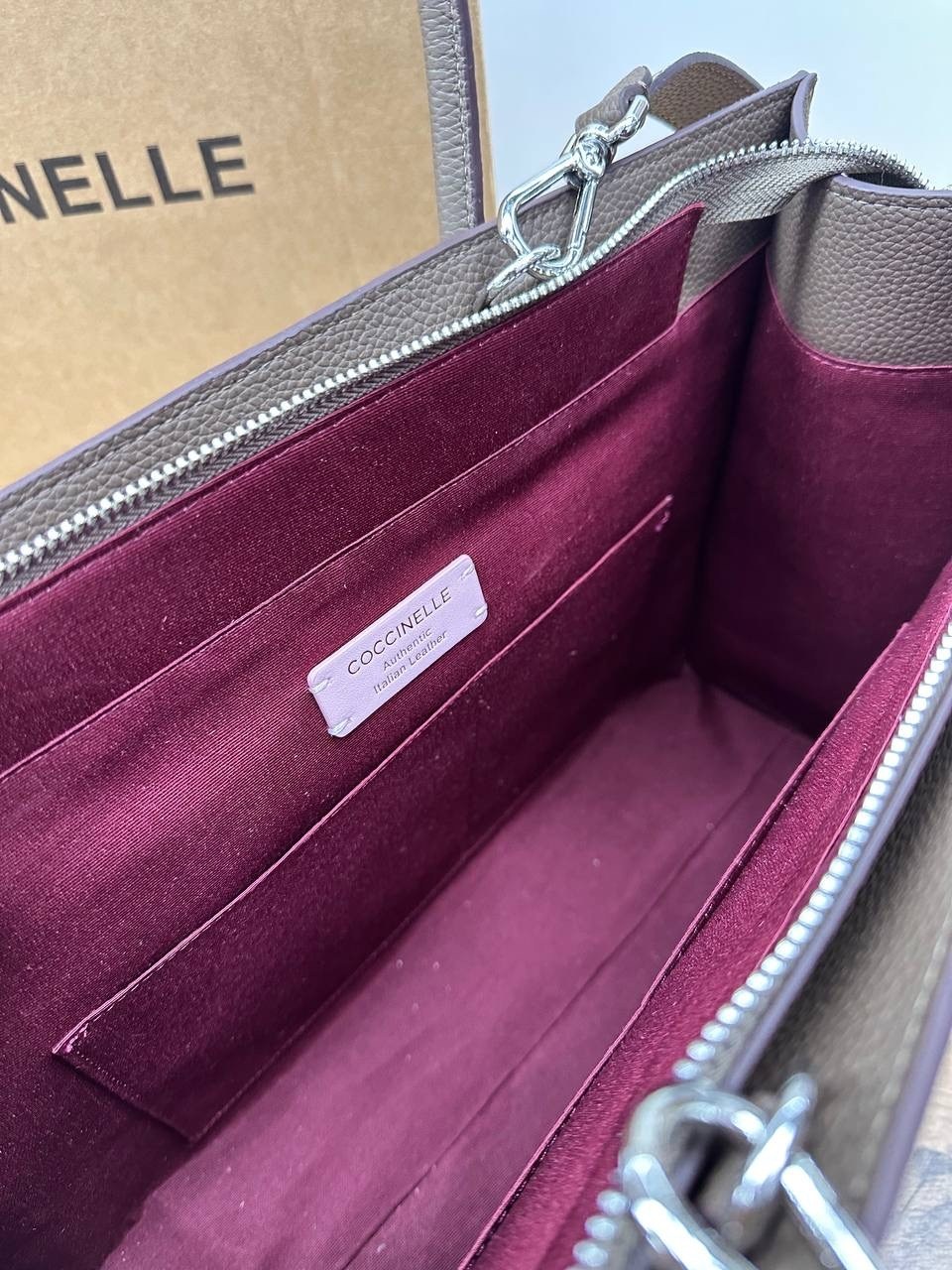 coccinelle сумка,сумка coccinelle натуральная замша,coccinelle женская сумка myrtha из натуральной кожи коричневый цвет,сумка-шопер myrtha из зернистой кожи с логотипом макси coccinelle коричневый,coc