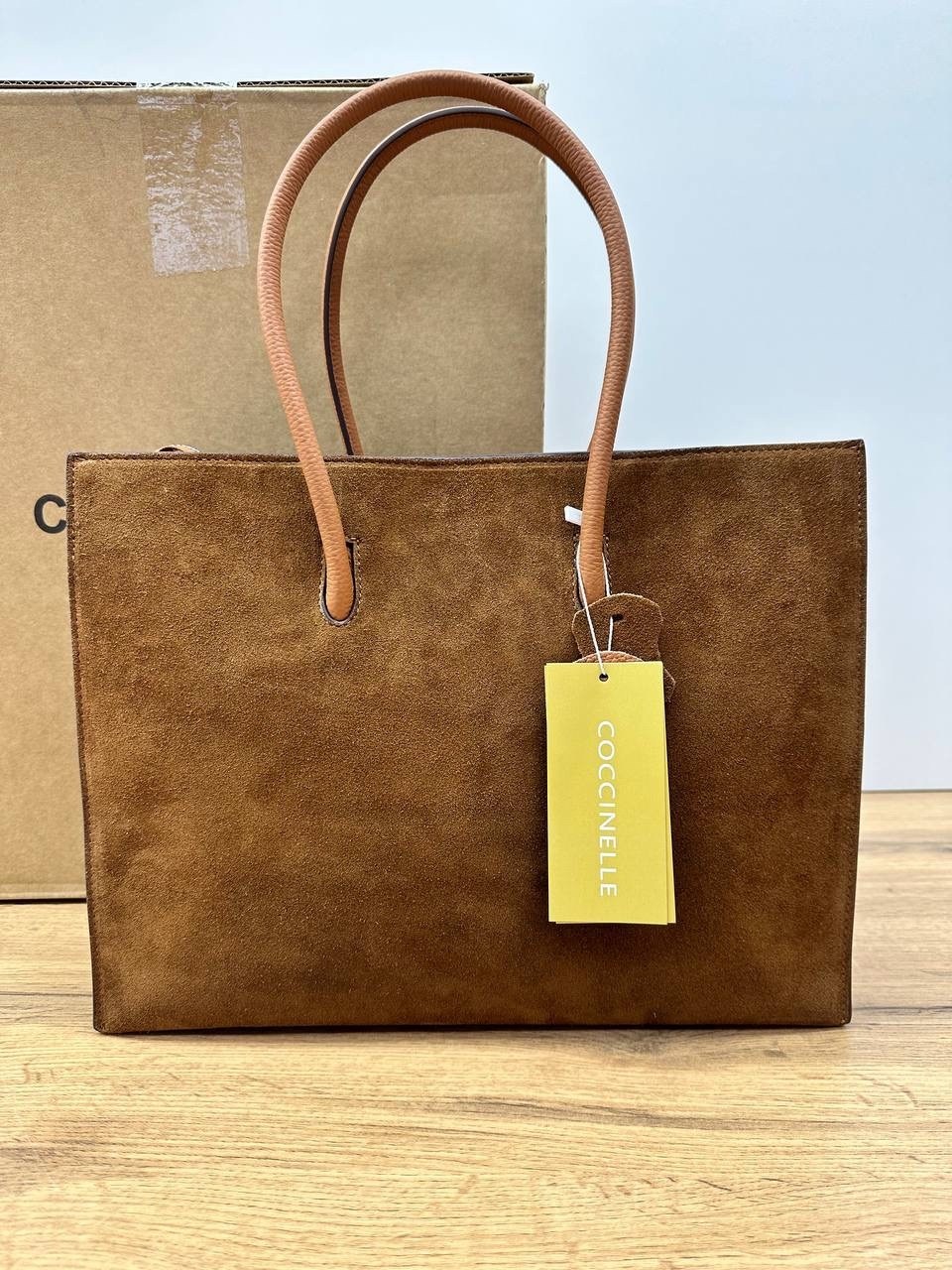 coccinelle женская сумка myrtha из натуральной кожи коричневый цвет,coccinelle сумка,замшевая сумка,замшевая сумка шоппер,coccinelle сумка на плечо шоппер