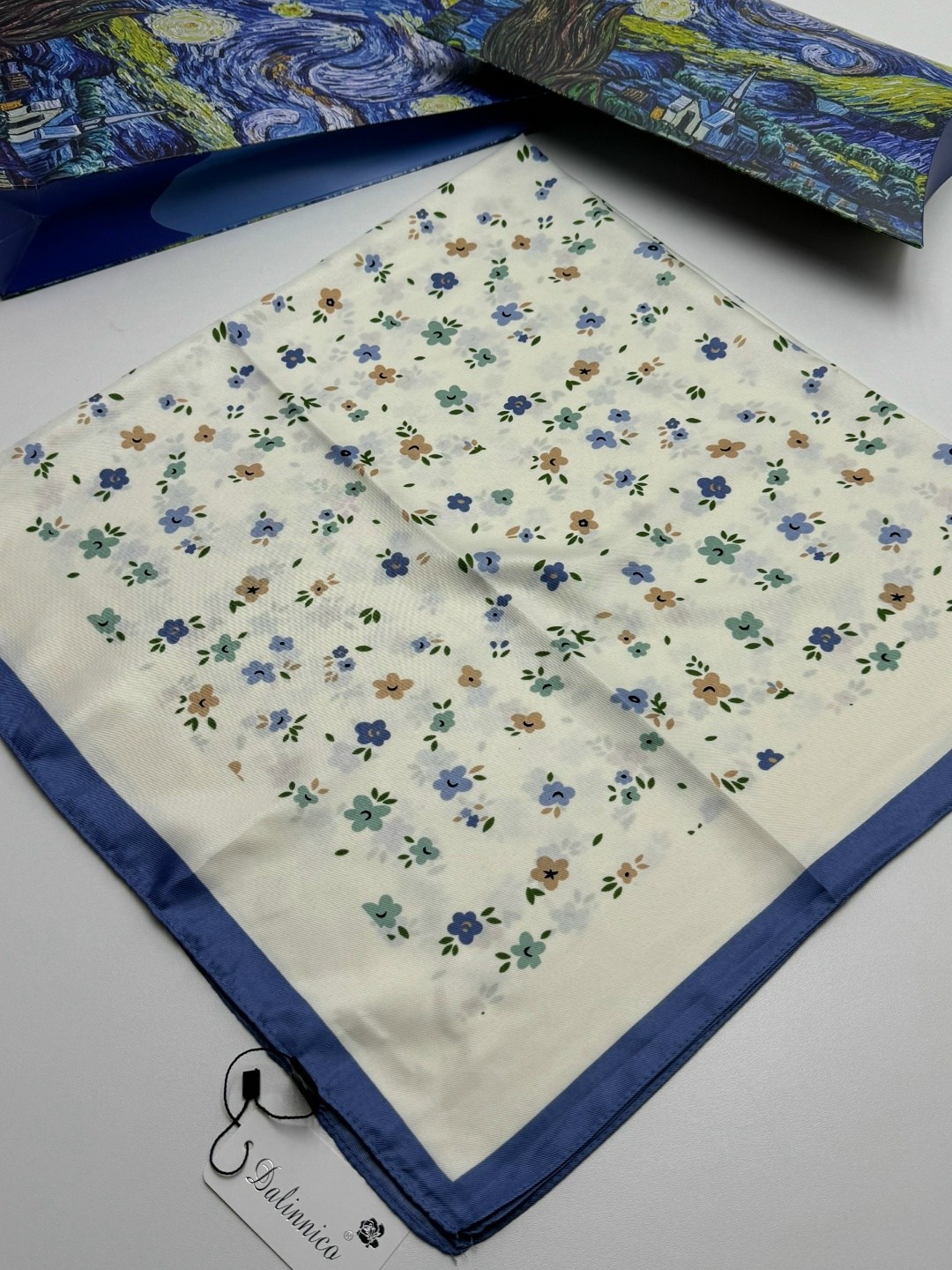 платок женский с принтом,брендовый платок,платки шелковые,платок женский с рисунком,платок