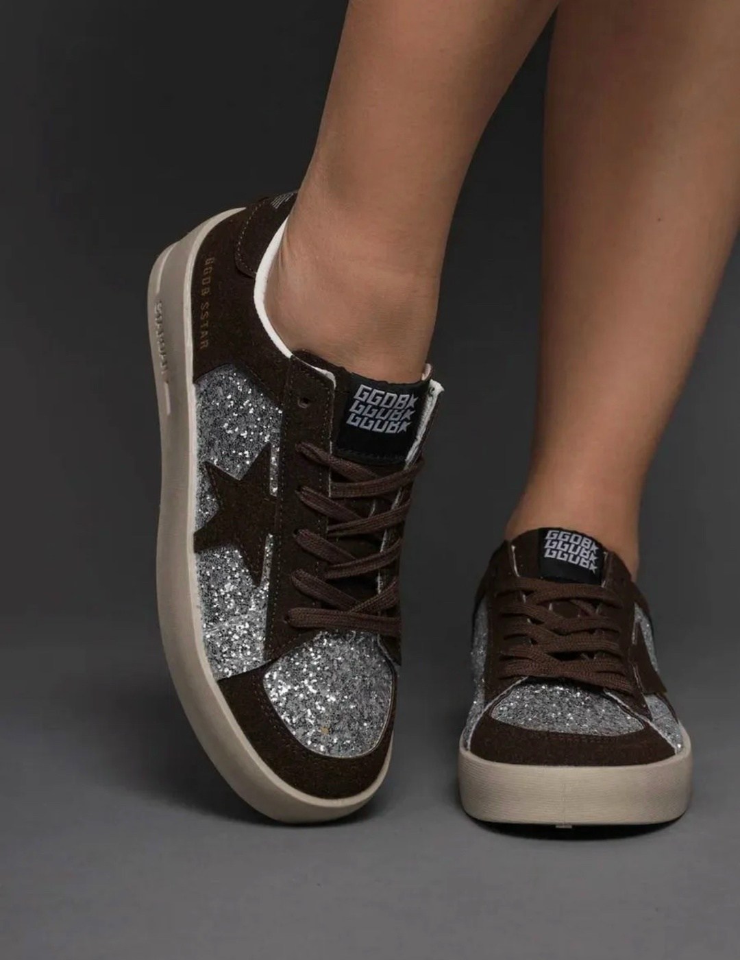 кроссовки golden goose с пайетками на платформе,кеды golden goose,кроссовки golden goose,голден гус кеды коричневые,кеды golden goose со звездой джинсовые с пайетками