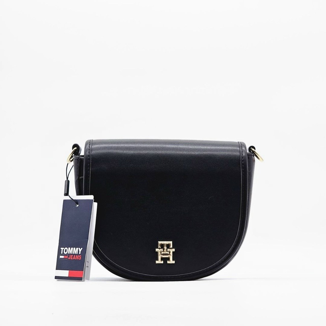 сумка через плечо tommy hilfiger,сумка женская tommy hilfiger,сумка tommy hilfiger,tommy hilfiger сумка на плечо,черная кожаная сумка через плечо от tommy hilfiger