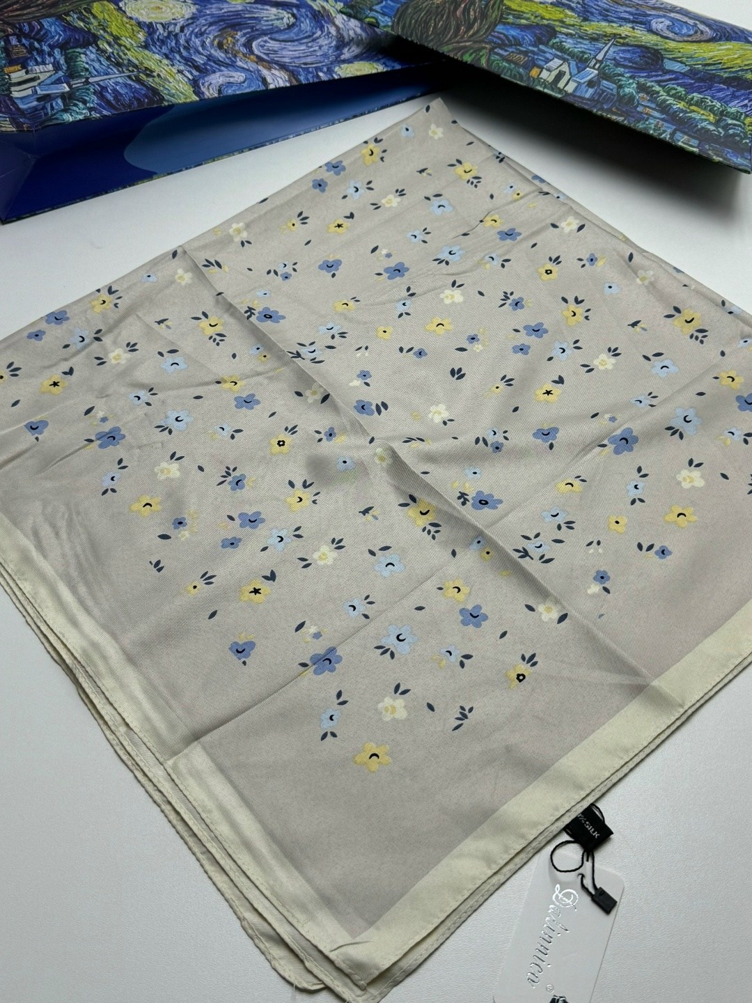 платок женский с принтом,брендовый платок,платки шелковые,платок женский с рисунком,платок