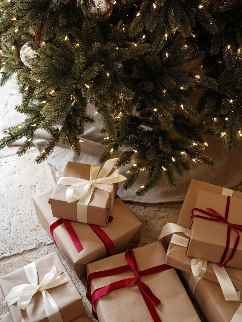 подарки под елкой,рождественские подарки,новогодние подарки под елкой,куча подарков под елкой,подарки новый год