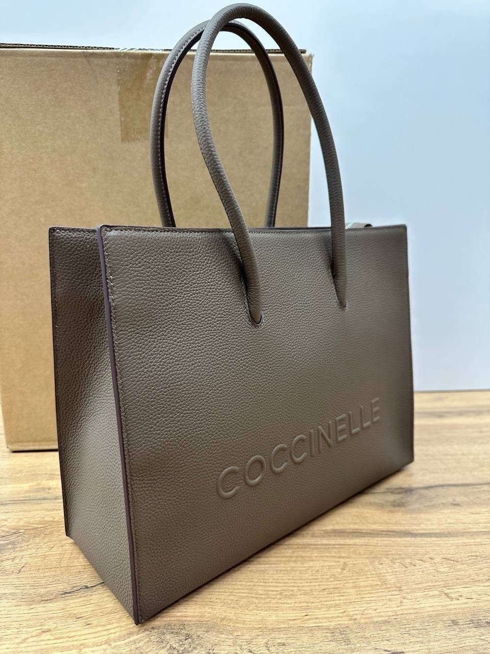 сумка coccinelle,сумка-шопер myrtha из зернистой кожи с логотипом макси coccinelle коричневый,coccinelle сумка шоппер,coccinelle сумка на плечо шоппер myrtha maxi log,coccinelle женская сумка myrtha и