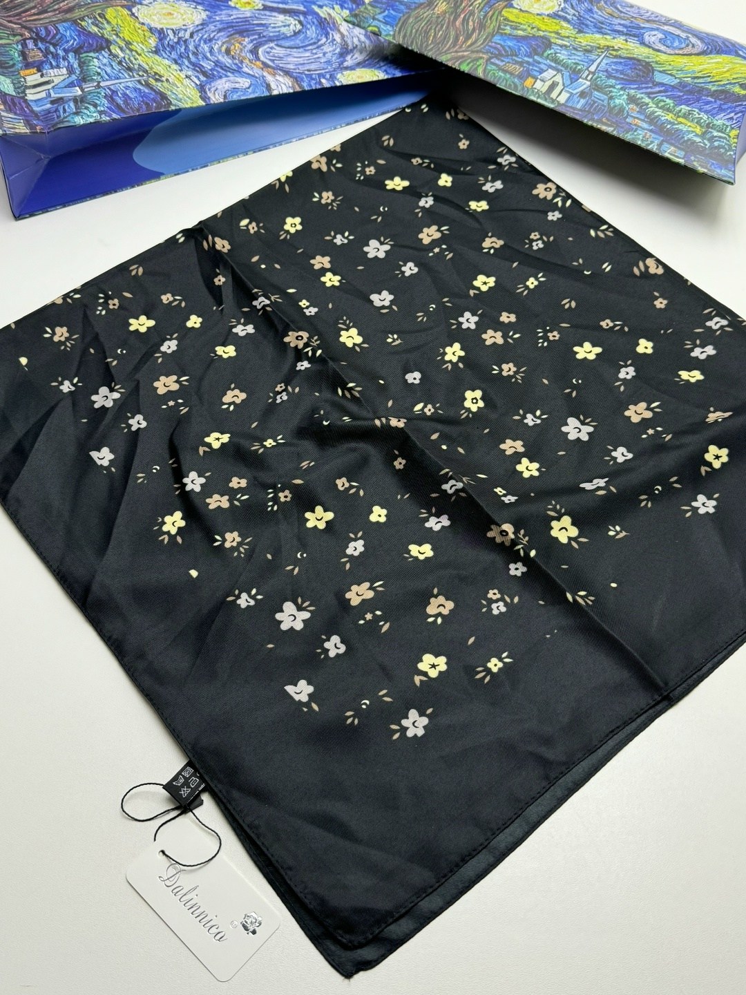 платок женский с принтом,брендовый платок,платки шелковые,платок женский с рисунком,платок