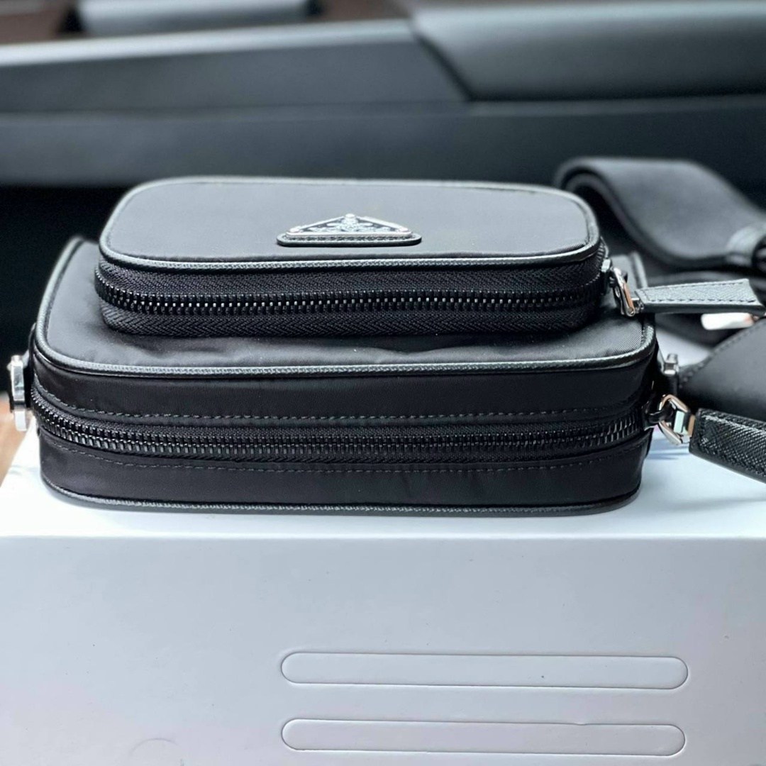 прада сумка,prada nylon shoulder bag,prada re-nylon and brushed leather shoulder bag - black,мужская сумка,сумка prada