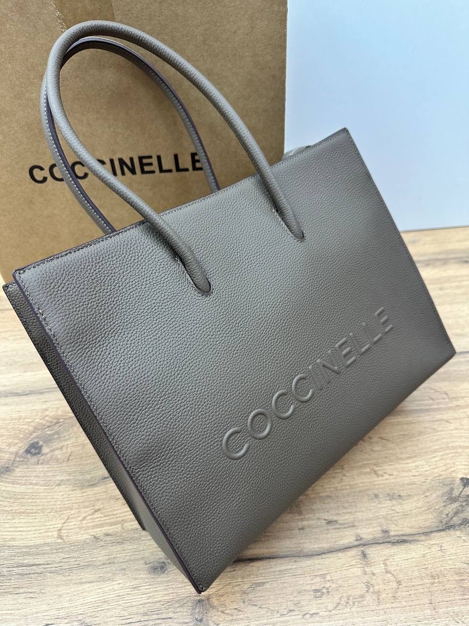 сумка coccinelle,сумка-шопер myrtha из зернистой кожи с логотипом макси coccinelle коричневый,coccinelle сумка шоппер,coccinelle сумка на плечо шоппер myrtha maxi log,coccinelle женская сумка myrtha и