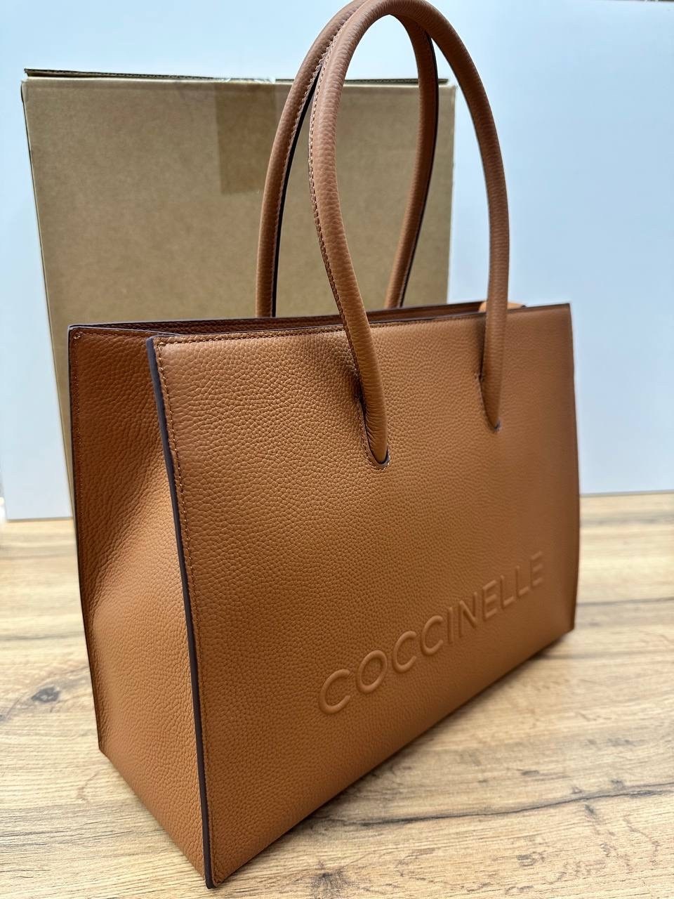 сумка coccinelle,coccinelle женская сумка myrtha из натуральной кожи коричневый цвет,женская сумка coccinelle,сумка-шопер myrtha из зернистой кожи с логотипом макси coccinelle коричневый,сумка myrtha