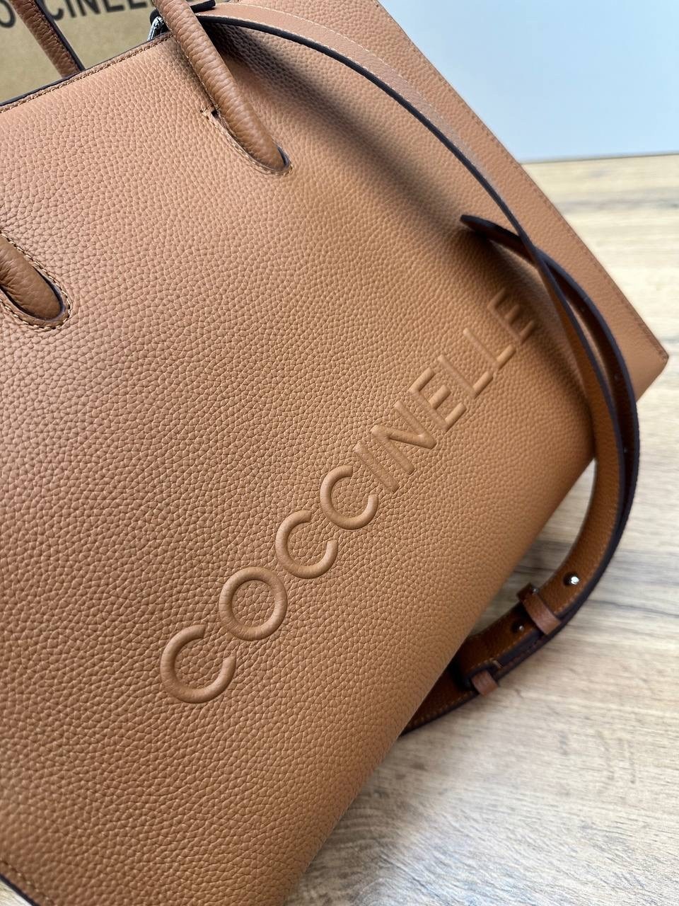 сумка coccinelle,coccinelle женская сумка myrtha из натуральной кожи коричневый цвет,женская сумка coccinelle,сумка-шопер myrtha из зернистой кожи с логотипом макси coccinelle коричневый,сумка myrtha