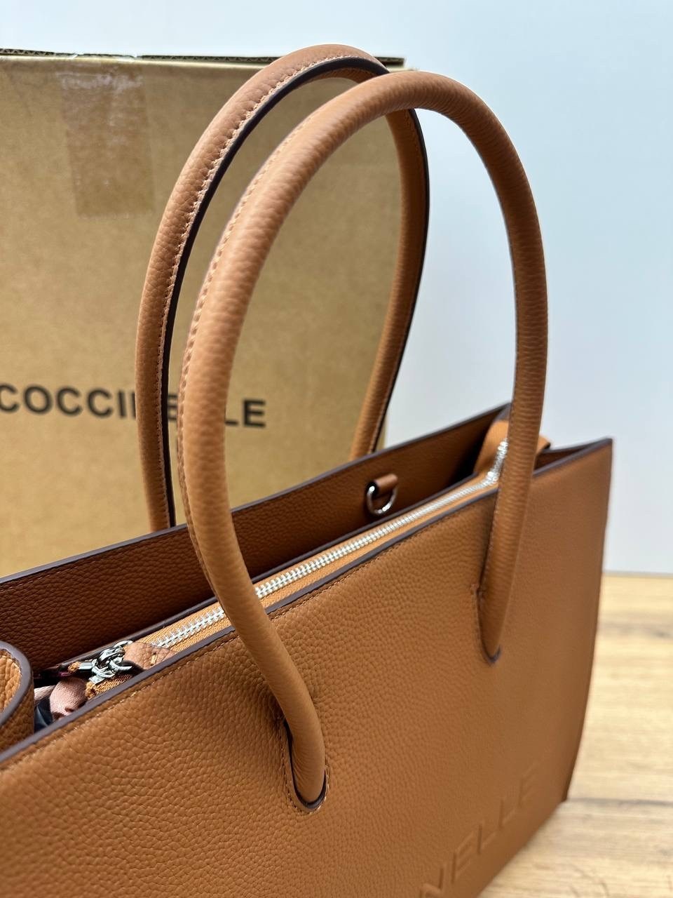 сумка coccinelle,coccinelle женская сумка myrtha из натуральной кожи коричневый цвет,женская сумка coccinelle,сумка-шопер myrtha из зернистой кожи с логотипом макси coccinelle коричневый,сумка myrtha