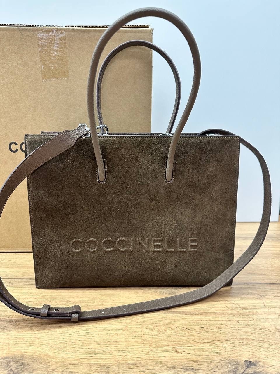 coccinelle сумка,сумка coccinelle натуральная замша,coccinelle женская сумка myrtha из натуральной кожи коричневый цвет,сумка-шопер myrtha из зернистой кожи с логотипом макси coccinelle коричневый,coc