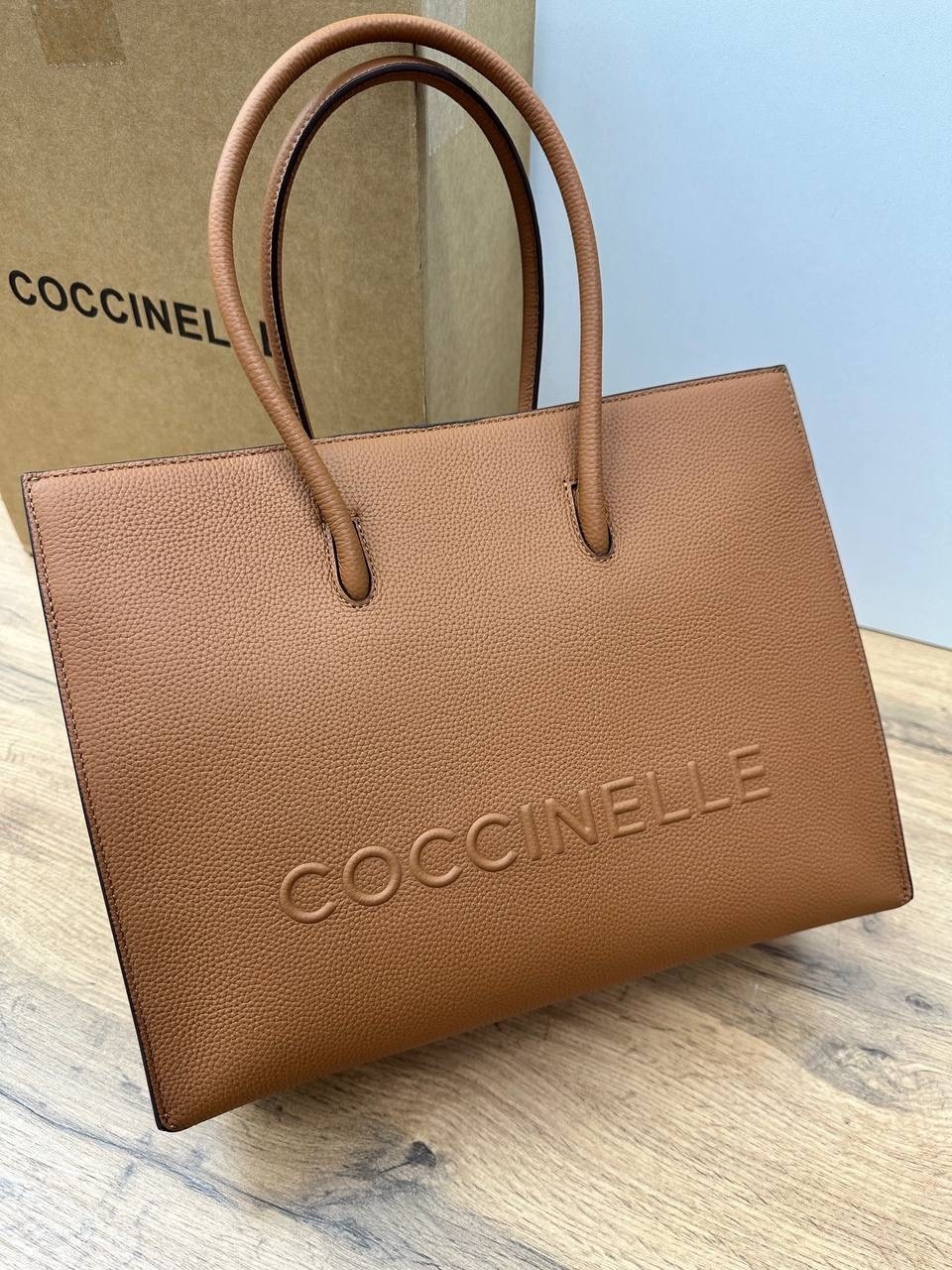 сумка coccinelle,coccinelle женская сумка myrtha из натуральной кожи коричневый цвет,женская сумка coccinelle,сумка-шопер myrtha из зернистой кожи с логотипом макси coccinelle коричневый,сумка myrtha