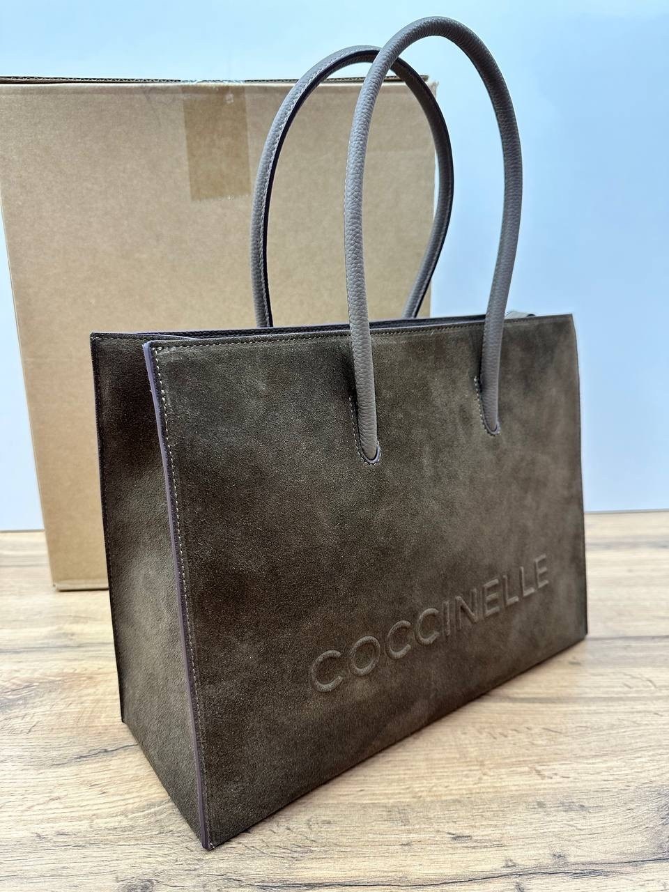 coccinelle сумка,сумка coccinelle натуральная замша,coccinelle женская сумка myrtha из натуральной кожи коричневый цвет,сумка-шопер myrtha из зернистой кожи с логотипом макси coccinelle коричневый,coc