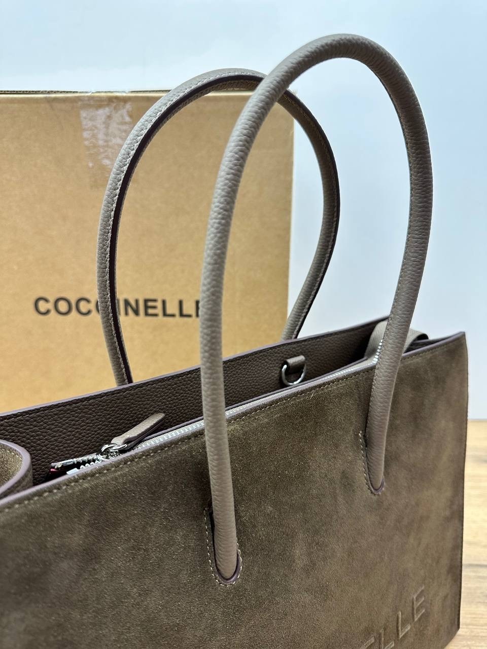 coccinelle сумка,сумка coccinelle натуральная замша,coccinelle женская сумка myrtha из натуральной кожи коричневый цвет,сумка-шопер myrtha из зернистой кожи с логотипом макси coccinelle коричневый,coc