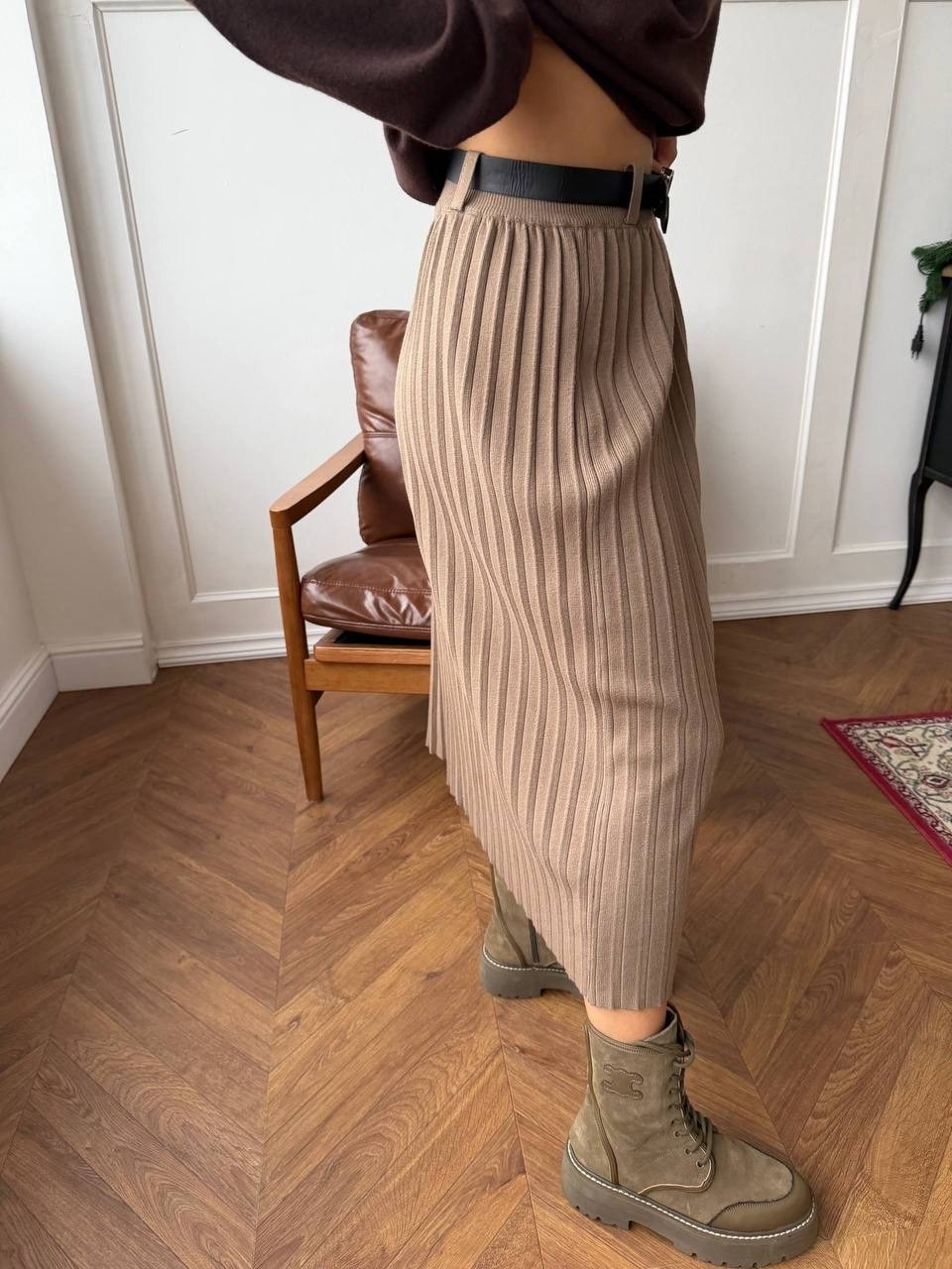 свитер вязаный оверсайз,женский свитер оверсайз,юбка плиссе,свитер бежевый,плиссированная юбка