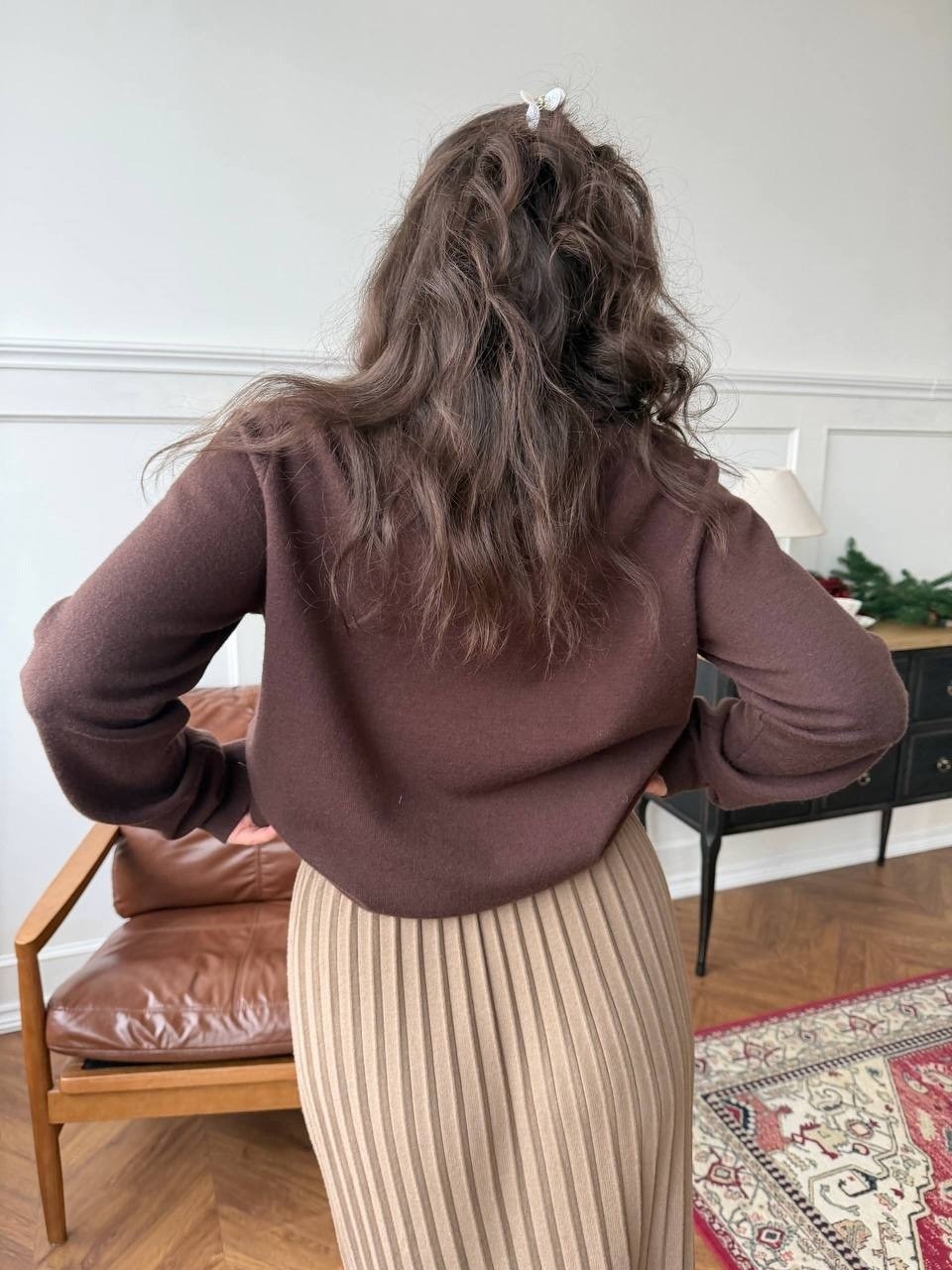 свитер вязаный оверсайз,женский свитер оверсайз,юбка плиссе,свитер бежевый,плиссированная юбка