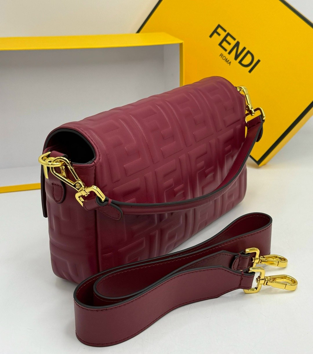 сумка fendi,сумка fendi baguette,сумка fendi peekaboo бордовая,женская сумка fendi,фенди сумка