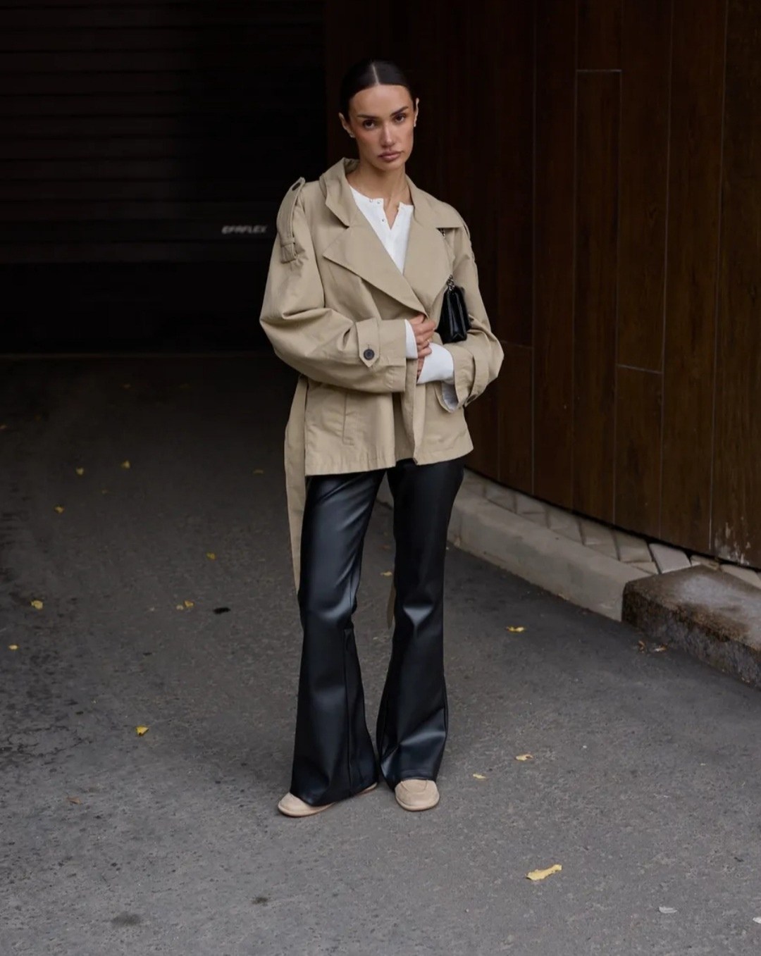 штаны кожаные,брюки клеш из экокожи,кожаные брюки,брюки belevtseva кожа,брюки-клеш из искусственной кожи с высокой талией