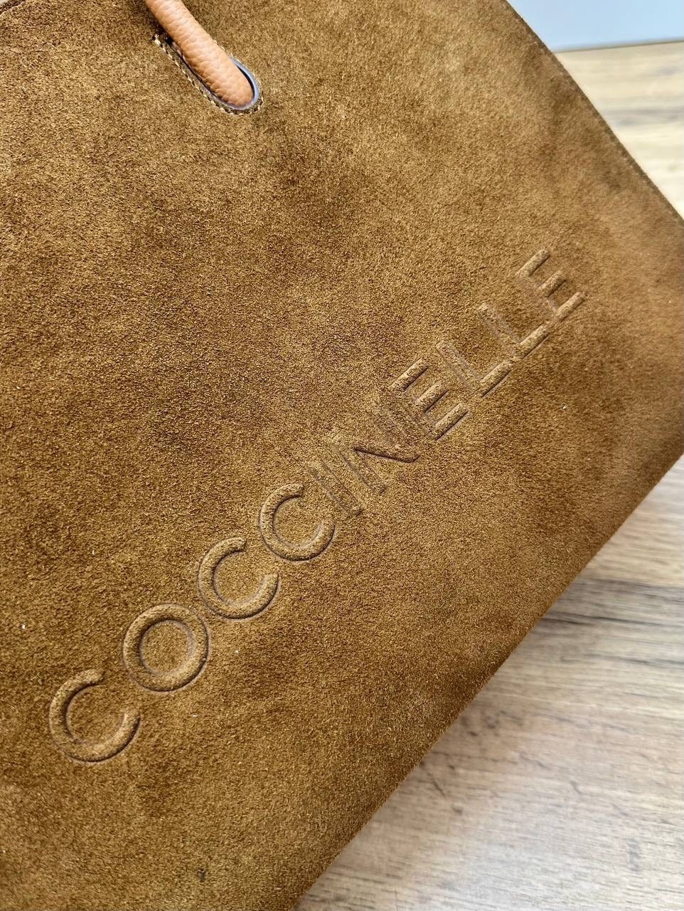 coccinelle женская сумка myrtha из натуральной кожи коричневый цвет,coccinelle сумка,замшевая сумка,замшевая сумка шоппер,coccinelle сумка на плечо шоппер