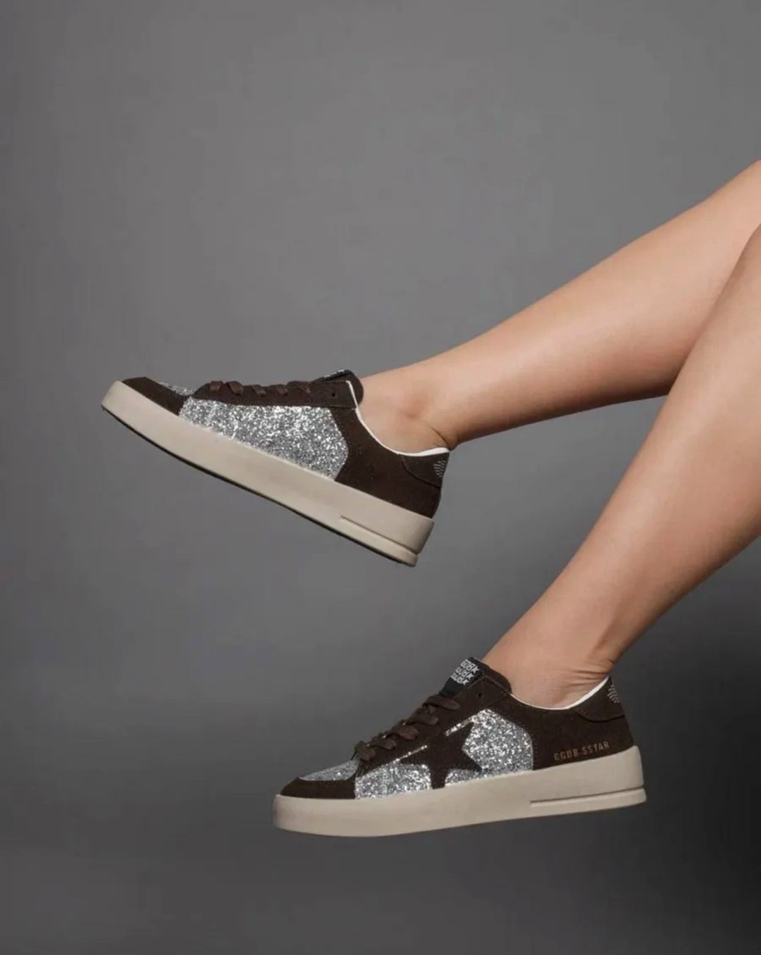 кроссовки golden goose с пайетками на платформе,кеды golden goose,кроссовки golden goose,голден гус кеды коричневые,кеды golden goose со звездой джинсовые с пайетками