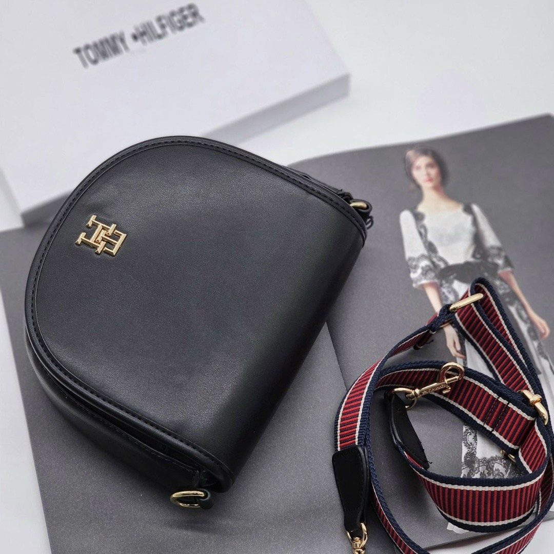 сумка через плечо tommy hilfiger,сумка женская tommy hilfiger,сумка tommy hilfiger,tommy hilfiger сумка на плечо,черная кожаная сумка через плечо от tommy hilfiger