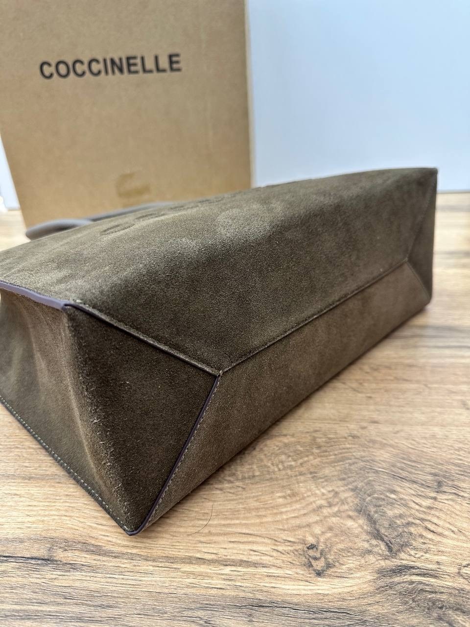 coccinelle сумка,сумка coccinelle натуральная замша,coccinelle женская сумка myrtha из натуральной кожи коричневый цвет,сумка-шопер myrtha из зернистой кожи с логотипом макси coccinelle коричневый,coc