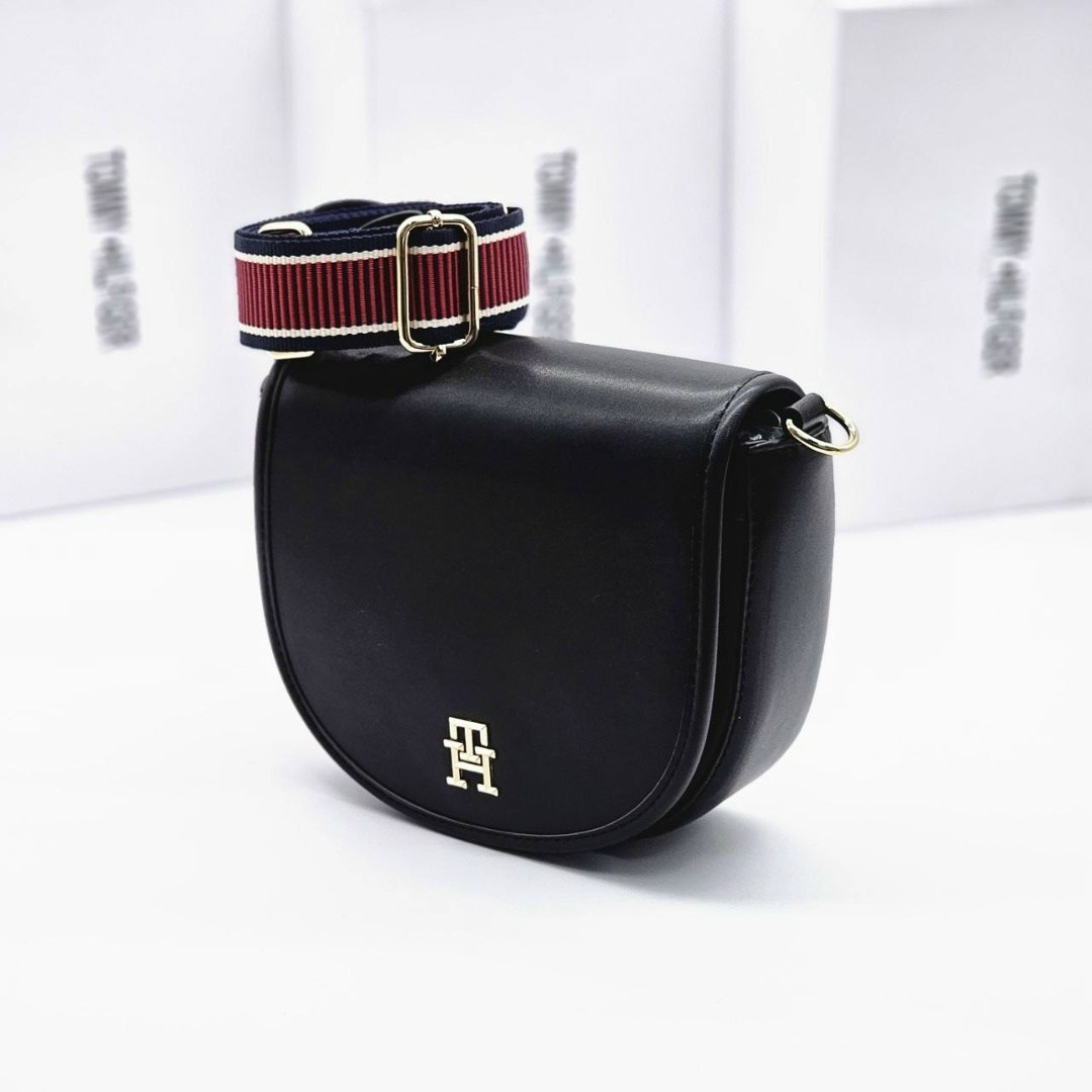 сумка через плечо tommy hilfiger,сумка женская tommy hilfiger,сумка tommy hilfiger,tommy hilfiger сумка на плечо,черная кожаная сумка через плечо от tommy hilfiger