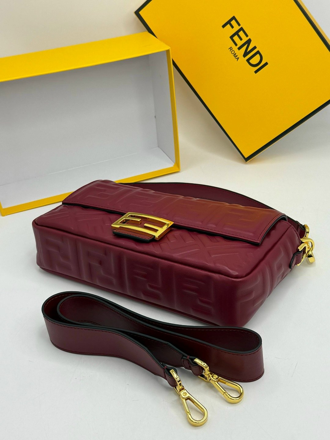 сумка fendi,сумка fendi baguette,сумка fendi peekaboo бордовая,женская сумка fendi,фенди сумка