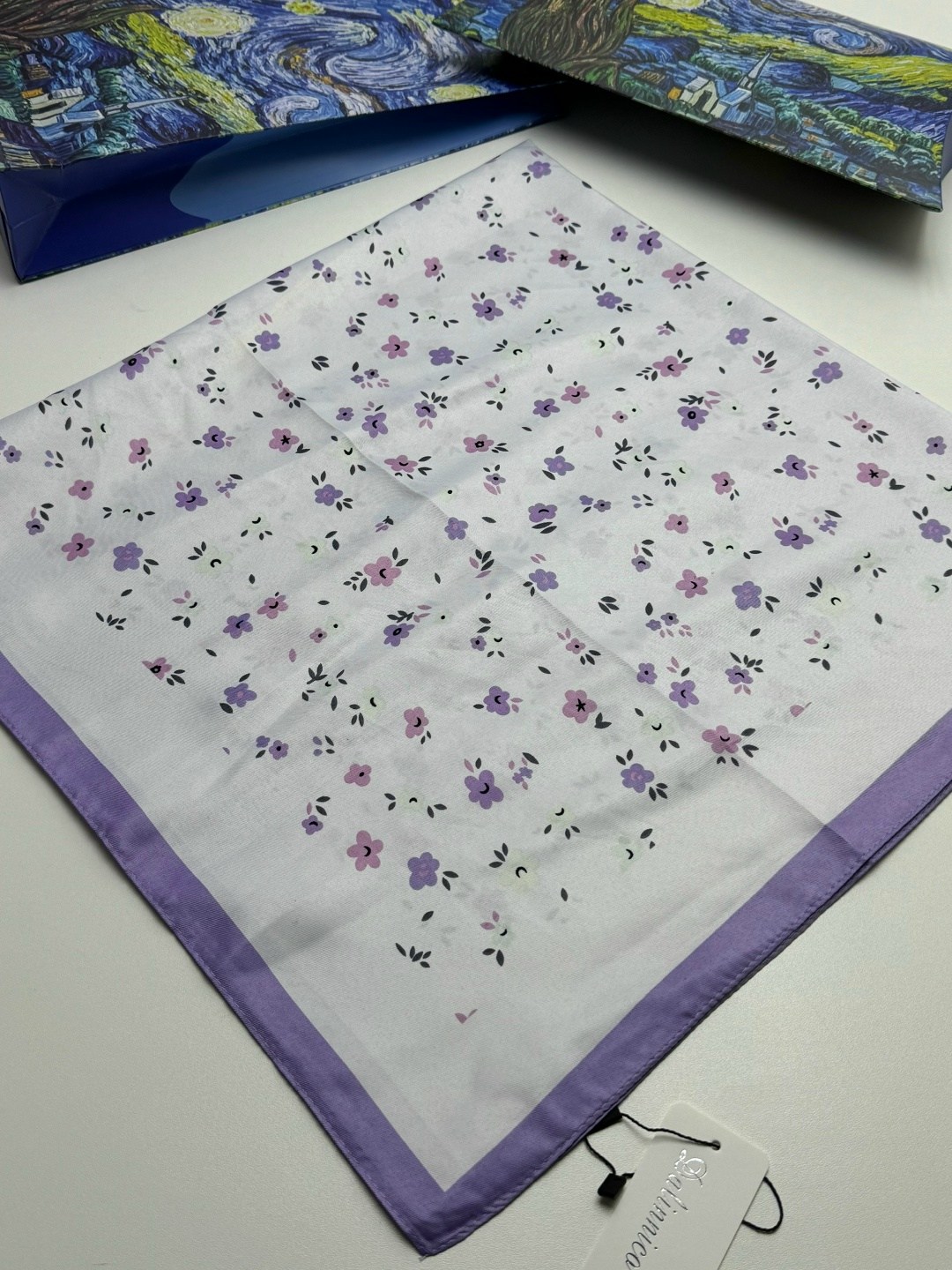 платок женский с принтом,брендовый платок,платки шелковые,платок женский с рисунком,платок