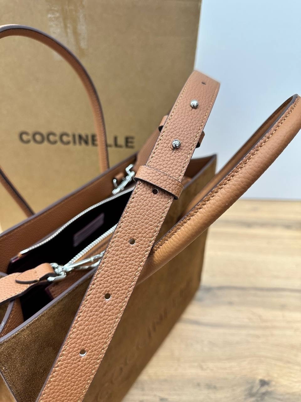 coccinelle женская сумка myrtha из натуральной кожи коричневый цвет,coccinelle сумка,замшевая сумка,замшевая сумка шоппер,coccinelle сумка на плечо шоппер