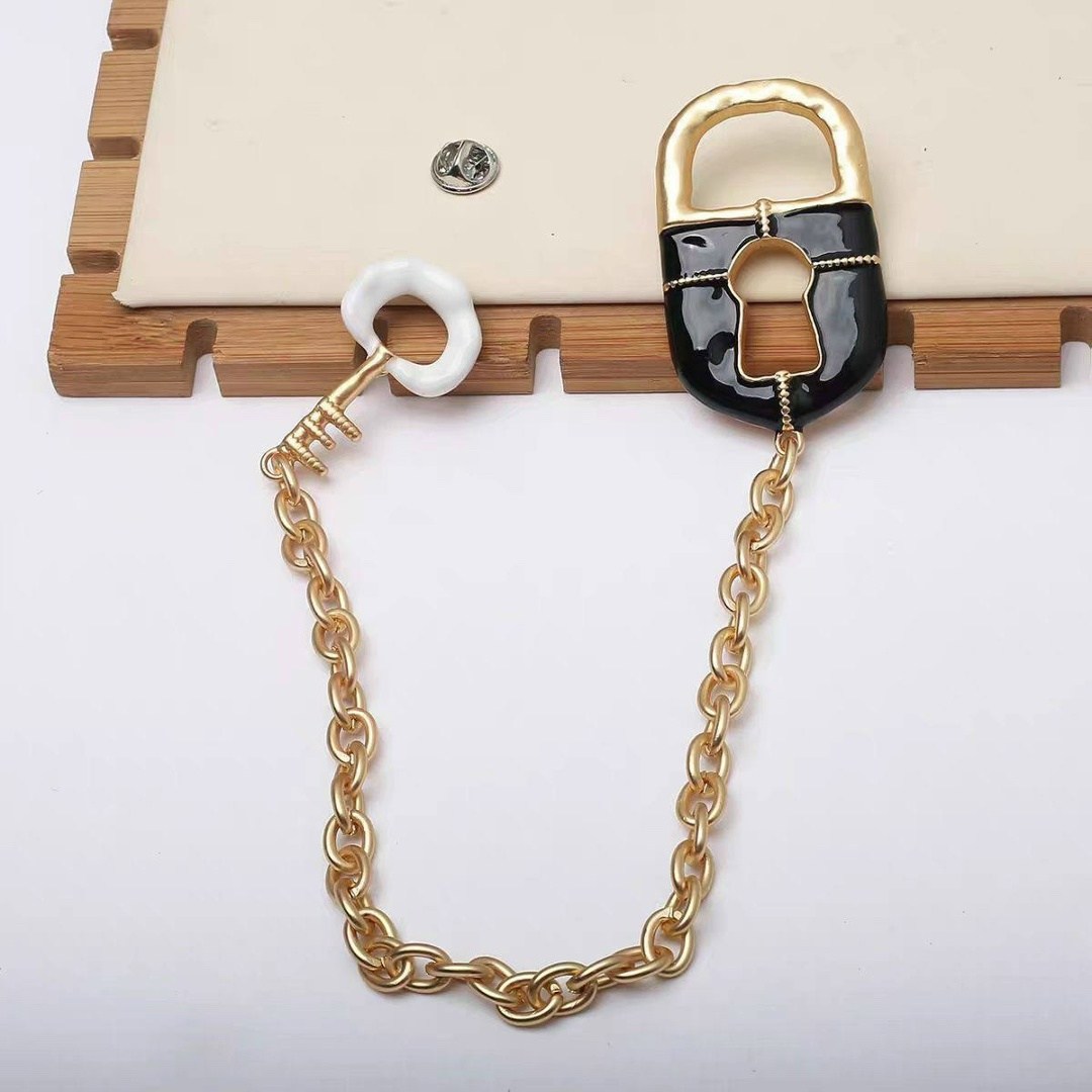 замок на цепочке,ювелирное украшение,замок на цепи,колье винтажное,ювелирное изделие