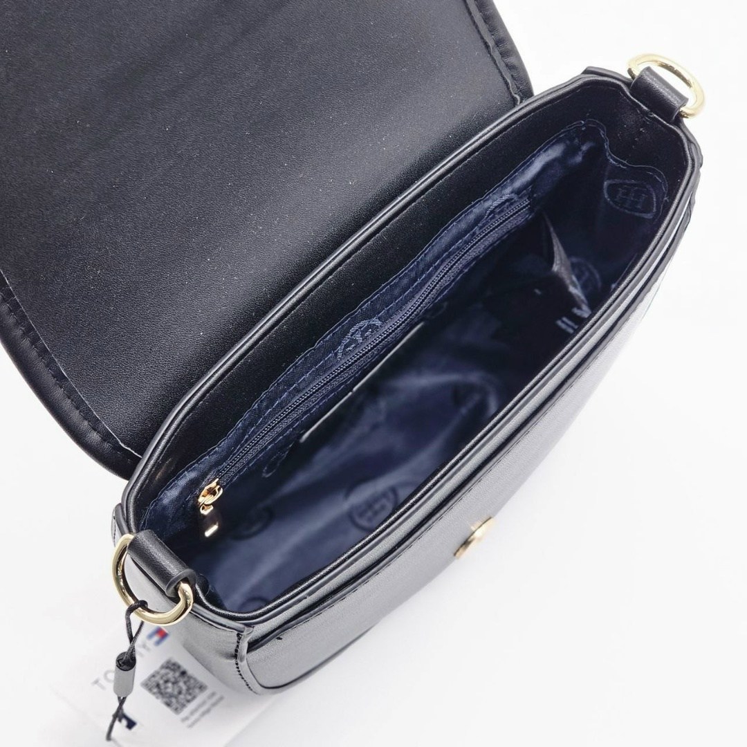 сумка через плечо tommy hilfiger,сумка женская tommy hilfiger,сумка tommy hilfiger,tommy hilfiger сумка на плечо,черная кожаная сумка через плечо от tommy hilfiger