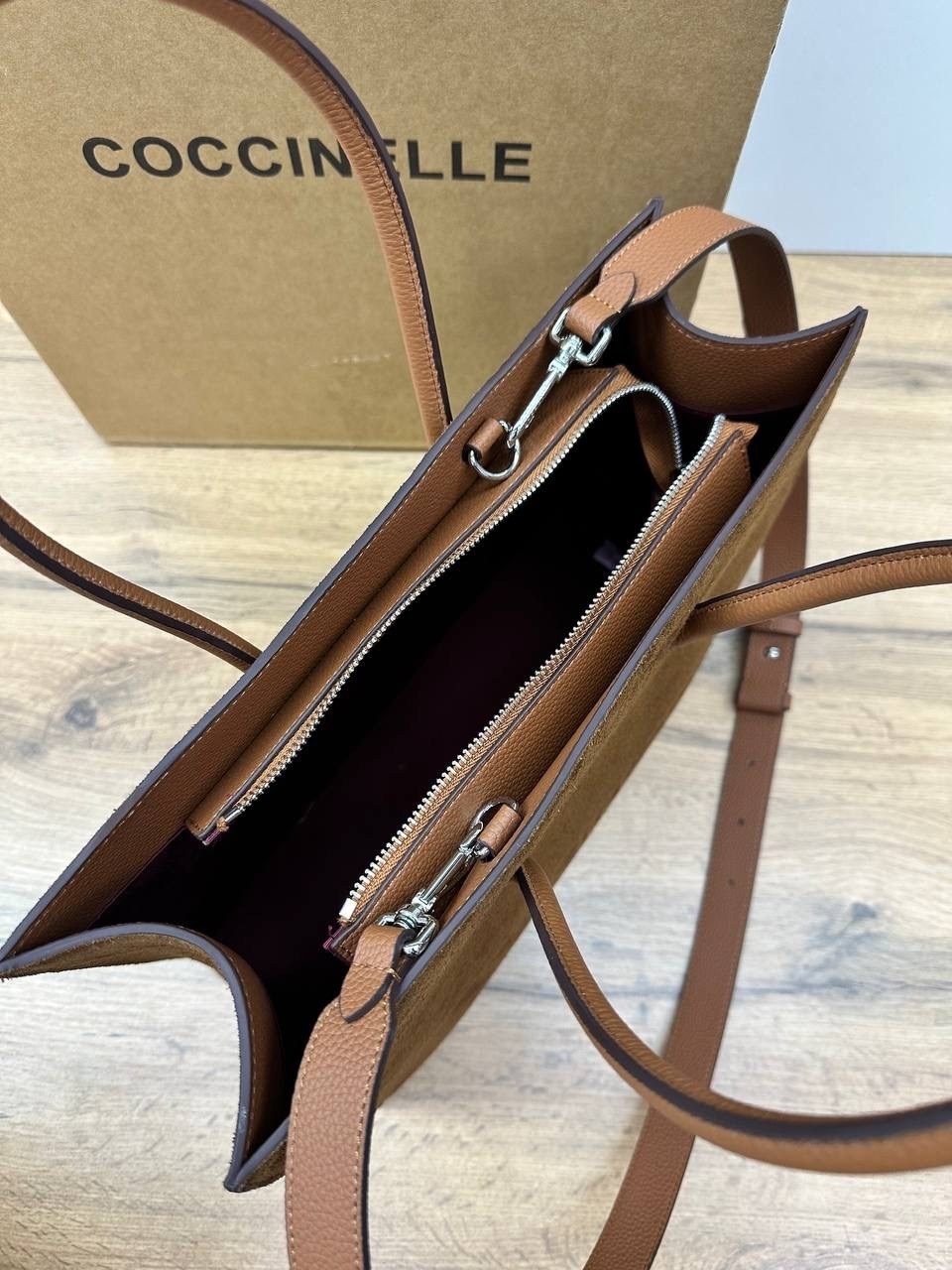 coccinelle женская сумка myrtha из натуральной кожи коричневый цвет,coccinelle сумка,замшевая сумка,замшевая сумка шоппер,coccinelle сумка на плечо шоппер