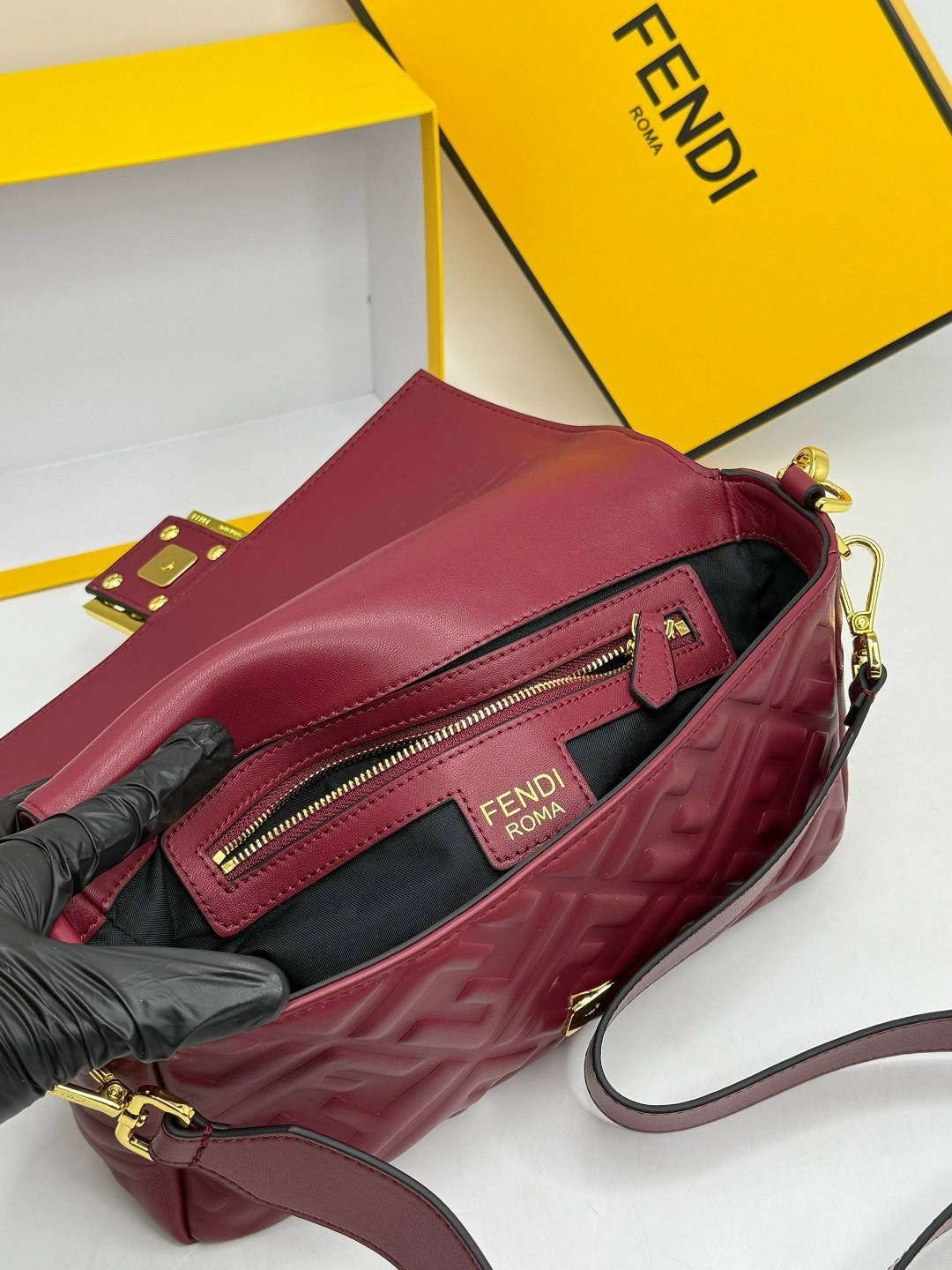 сумка fendi,сумка fendi baguette,сумка fendi peekaboo бордовая,женская сумка fendi,фенди сумка