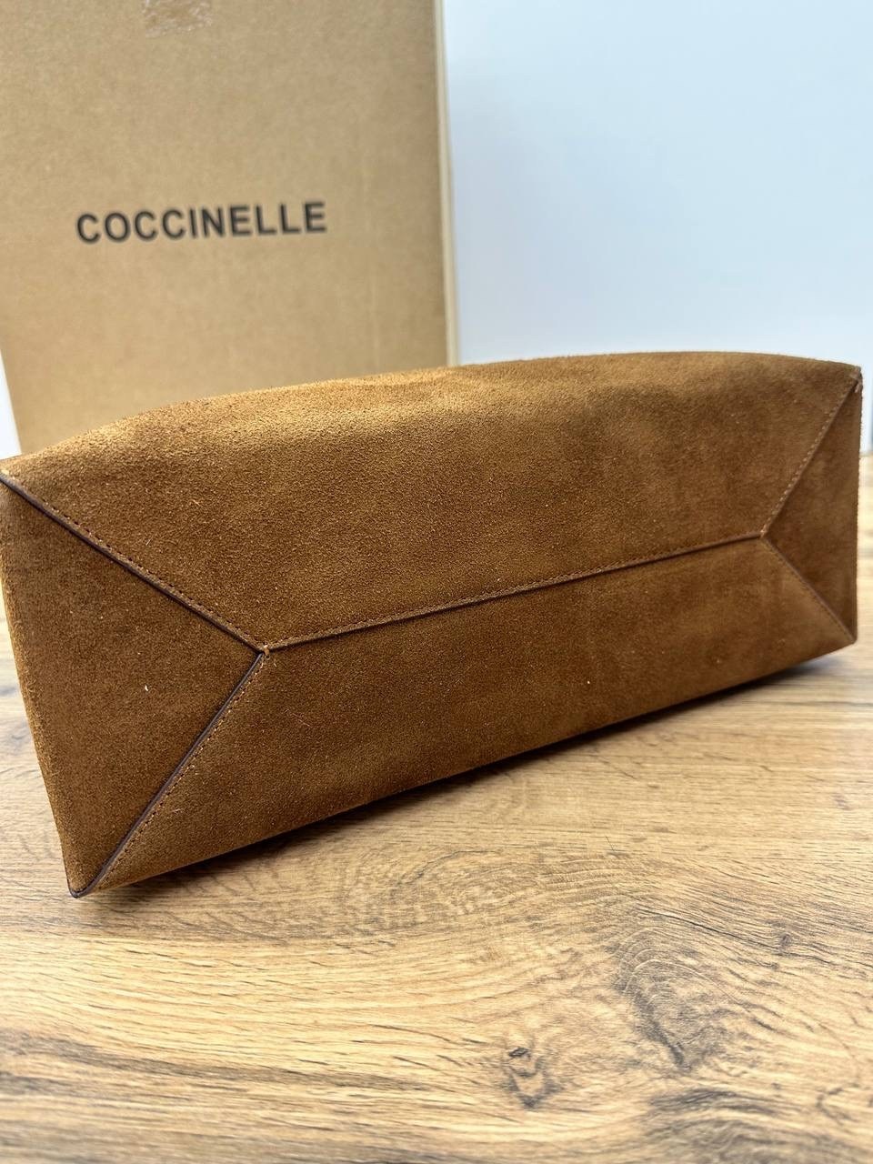 coccinelle женская сумка myrtha из натуральной кожи коричневый цвет,coccinelle сумка,замшевая сумка,замшевая сумка шоппер,coccinelle сумка на плечо шоппер