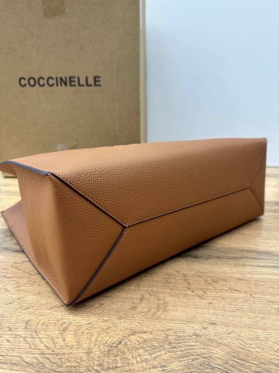 сумка coccinelle,coccinelle женская сумка myrtha из натуральной кожи коричневый цвет,женская сумка coccinelle,сумка-шопер myrtha из зернистой кожи с логотипом макси coccinelle коричневый,сумка myrtha