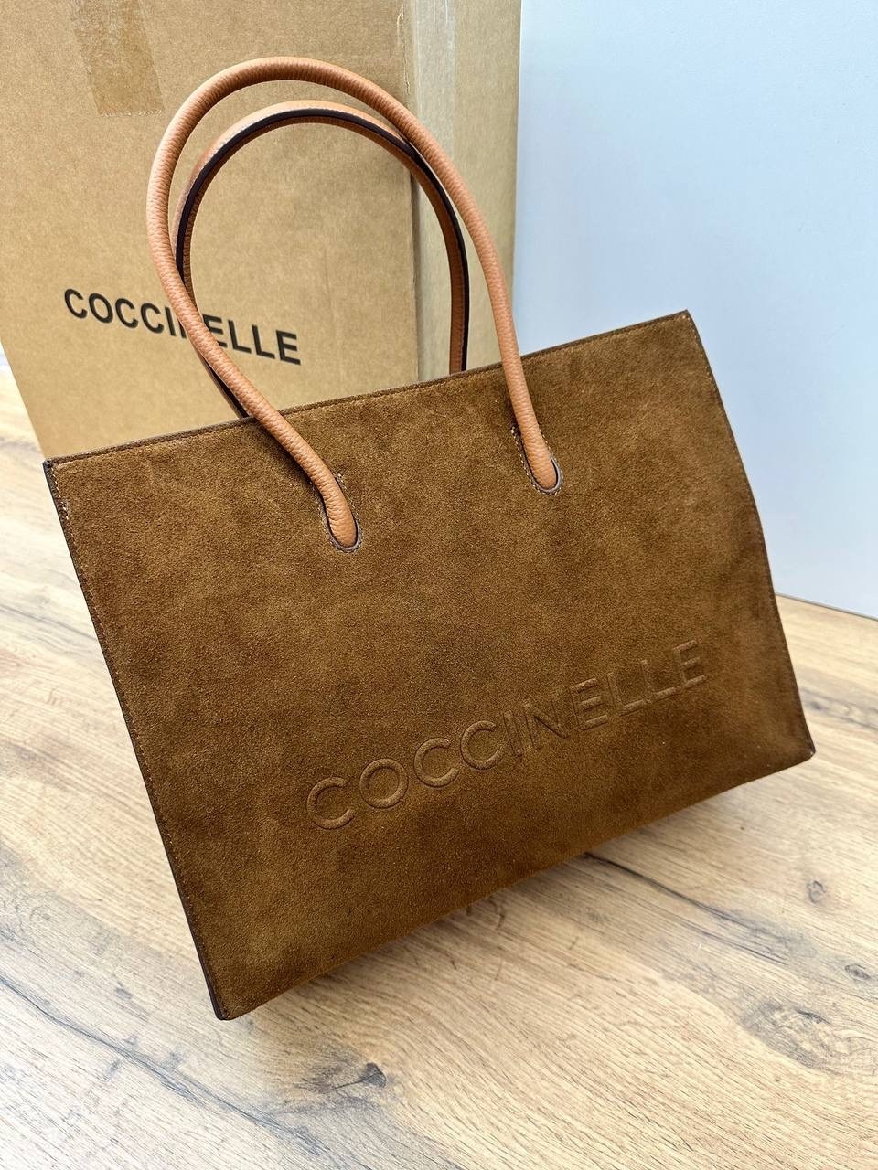 coccinelle женская сумка myrtha из натуральной кожи коричневый цвет,coccinelle сумка,замшевая сумка,замшевая сумка шоппер,coccinelle сумка на плечо шоппер